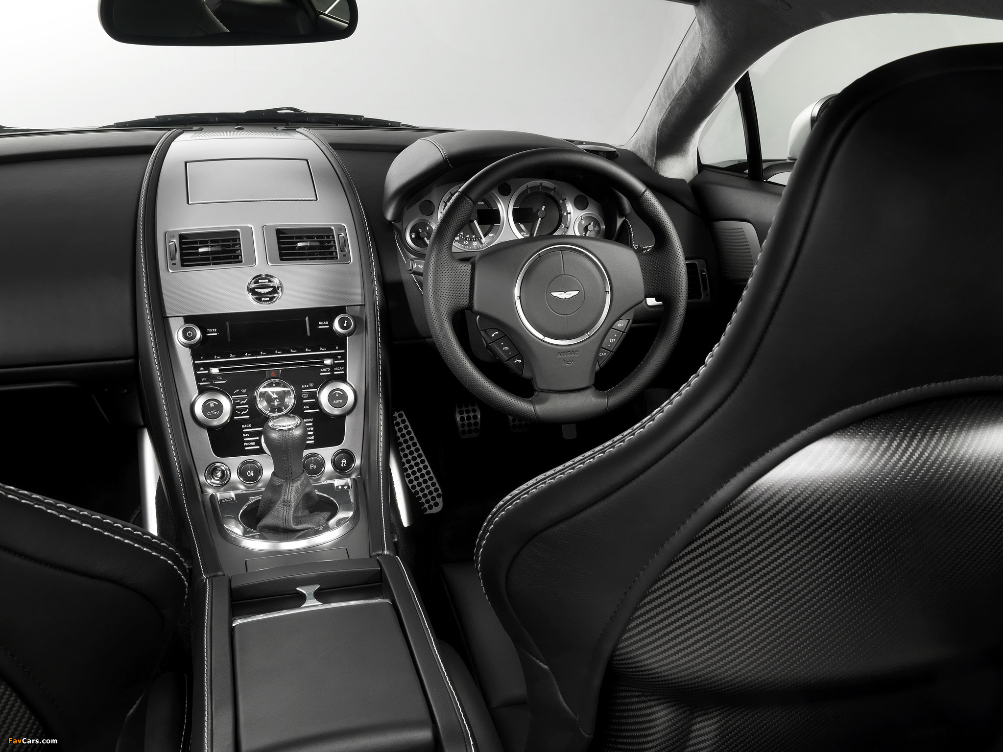Pictures of Aston Martin V8 Vantage UK-spec (2008–2012) (2048 x 1536)