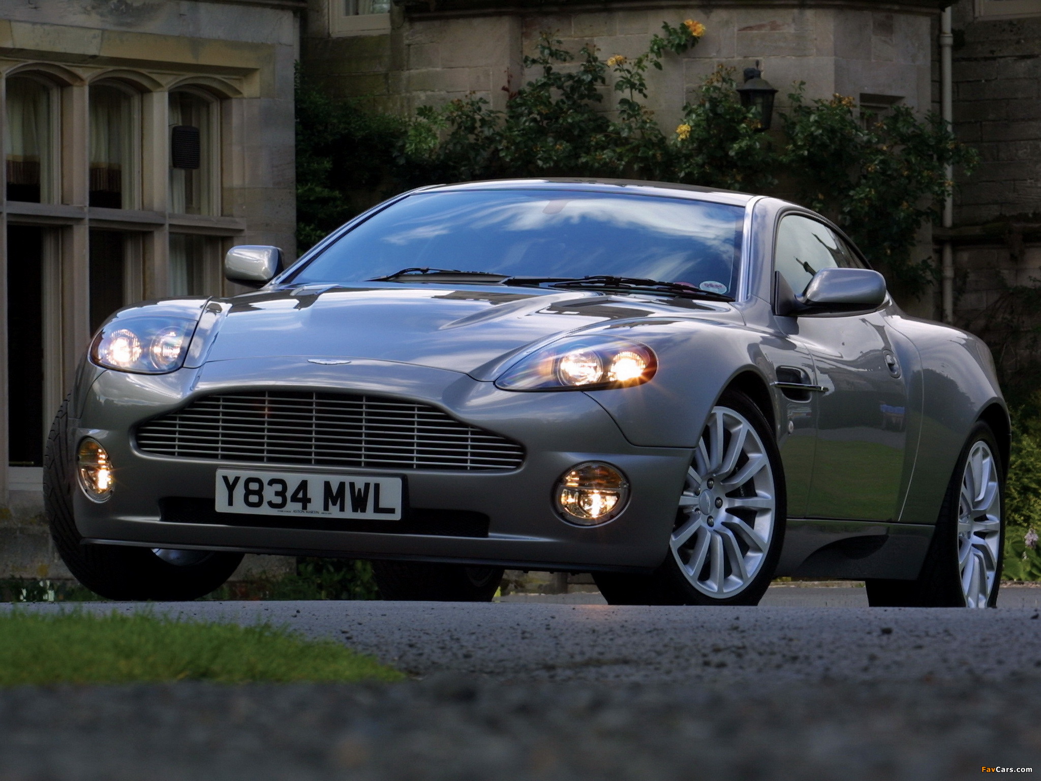 Photos of Aston Martin V12 Vanquish UK-spec (2001–2006) (2048 x 1536)