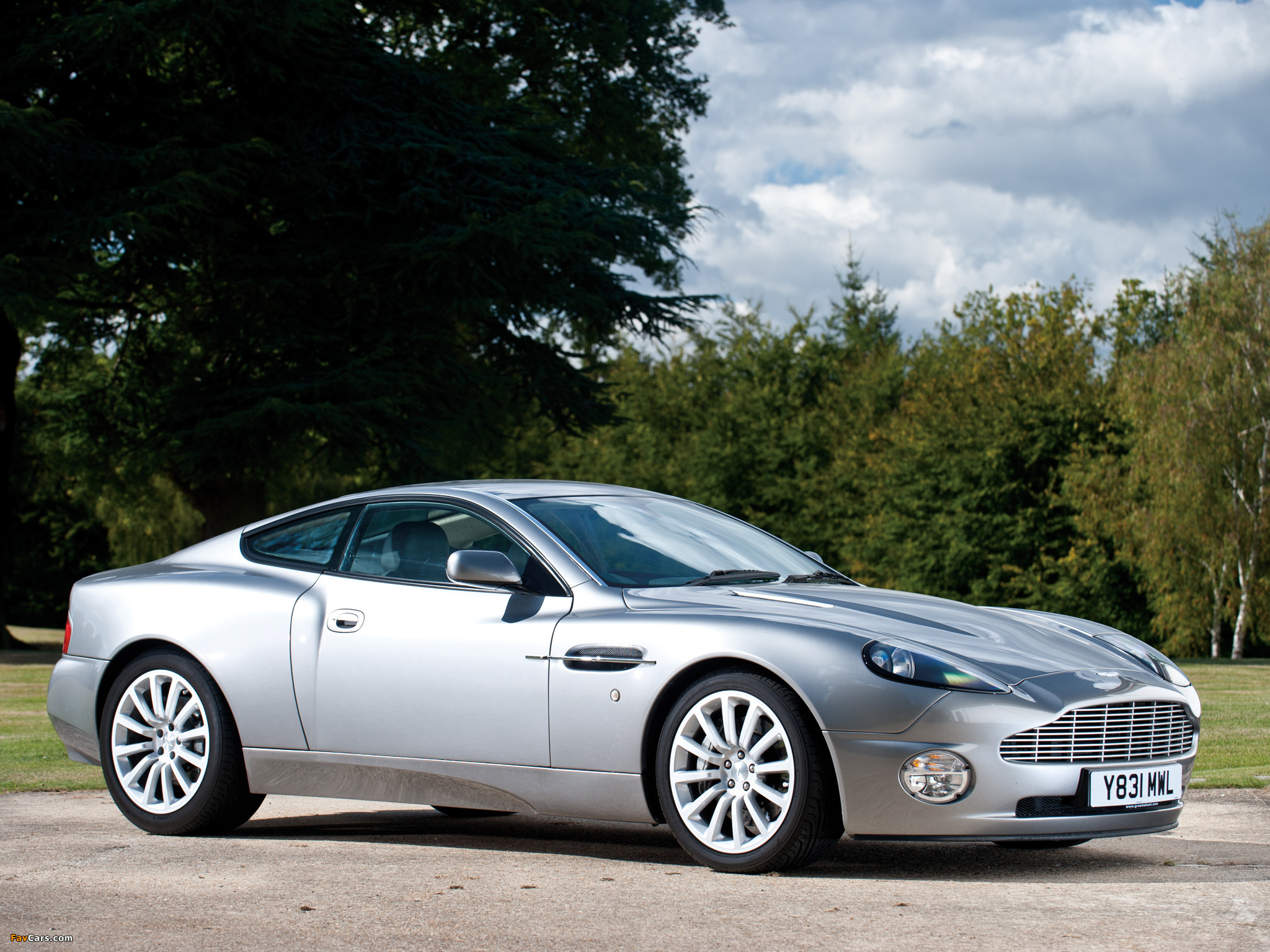 Pictures of Aston Martin V12 Vanquish UK-spec (2001–2006) (2048 x 1536)