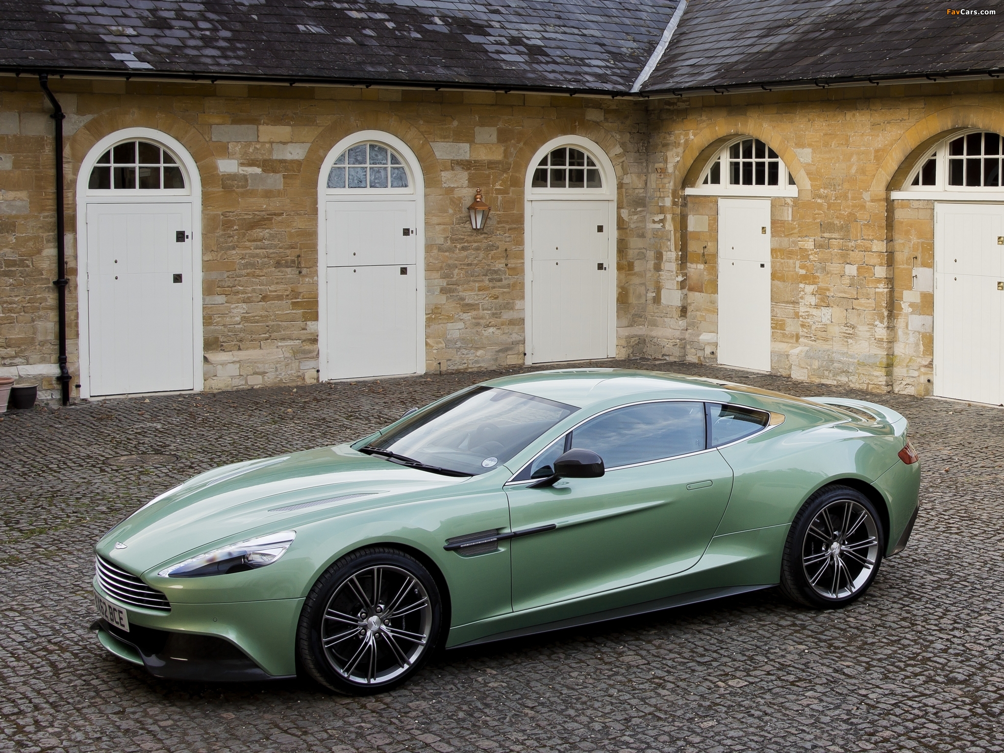 Pictures of Aston Martin Vanquish UK-spec (2012) (2048 x 1536)