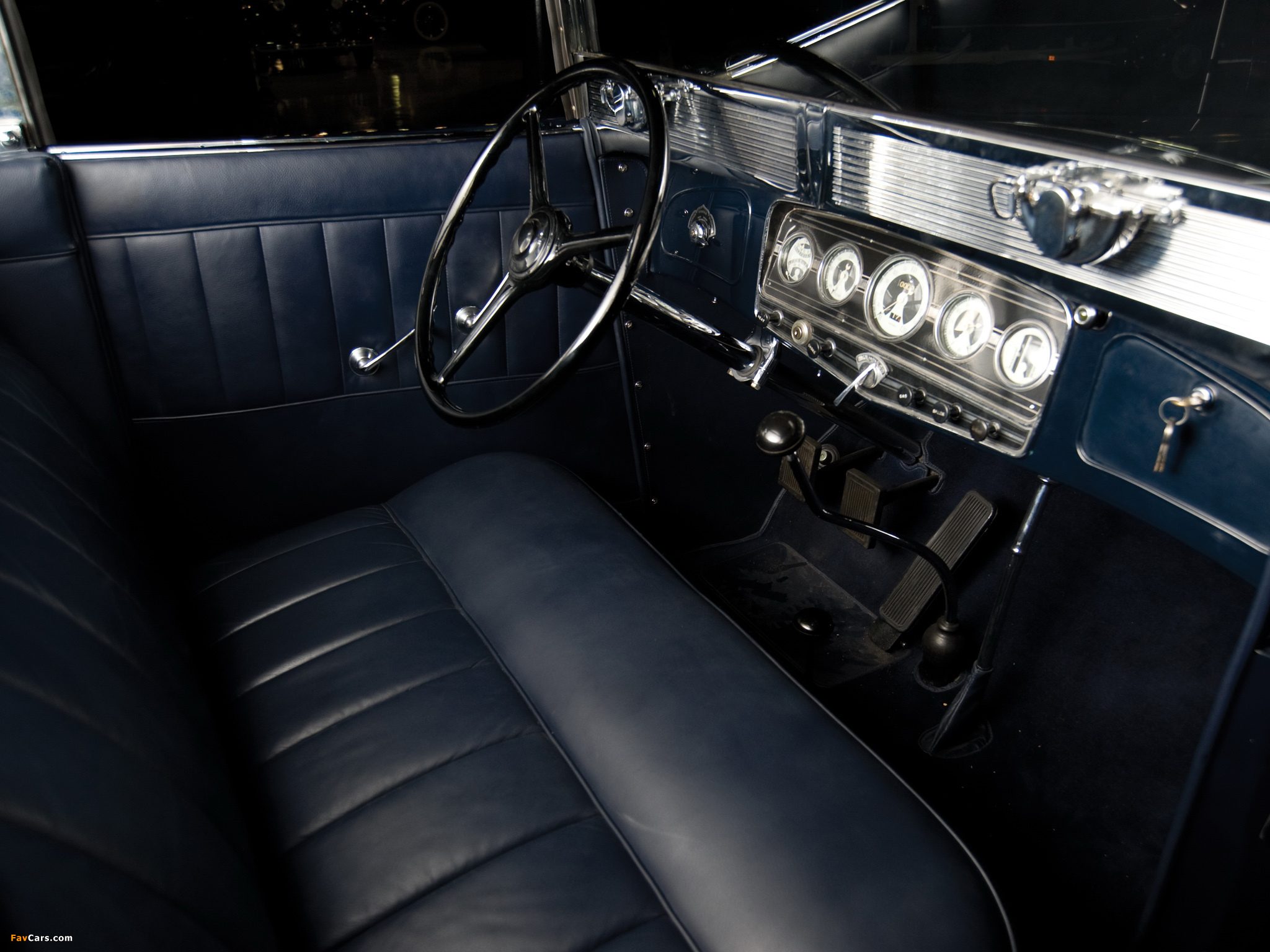 Images of Auburn Twelve Phaeton Sedan 12-165 (1933–1934) (2048 x 1536)