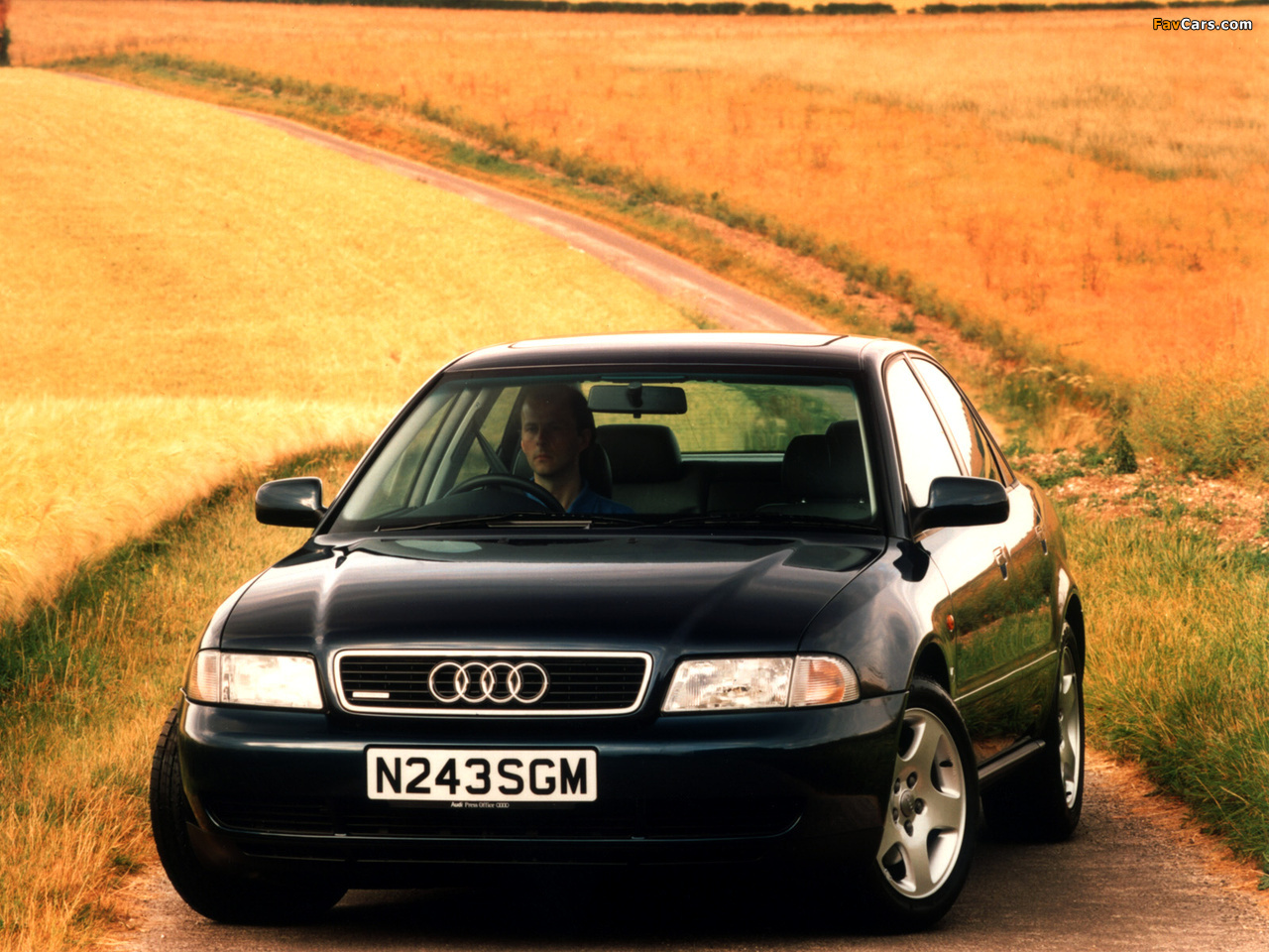 Images of Audi A4 Sedan UK-spec B5,8D (1994–1997) (1280 x 960)