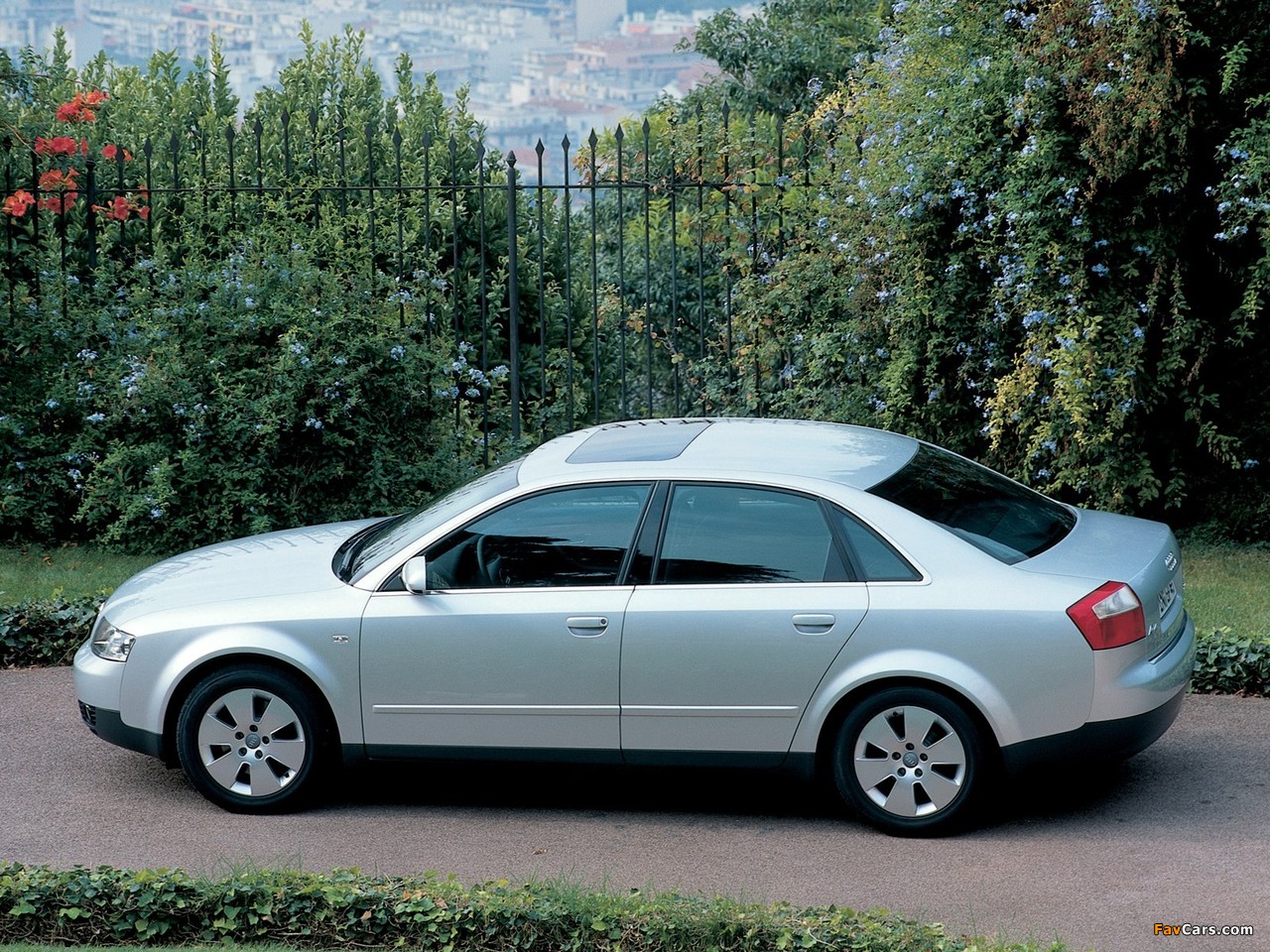 Photos of Audi A4 2.5 TDI quattro Sedan B6,8E (2000–2004) (1280 x 960)