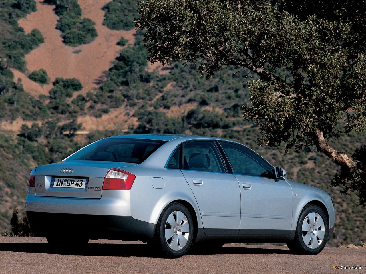 Photos of Audi A4 2.5 TDI quattro Sedan B6,8E (2000–2004) (1280 x 960)