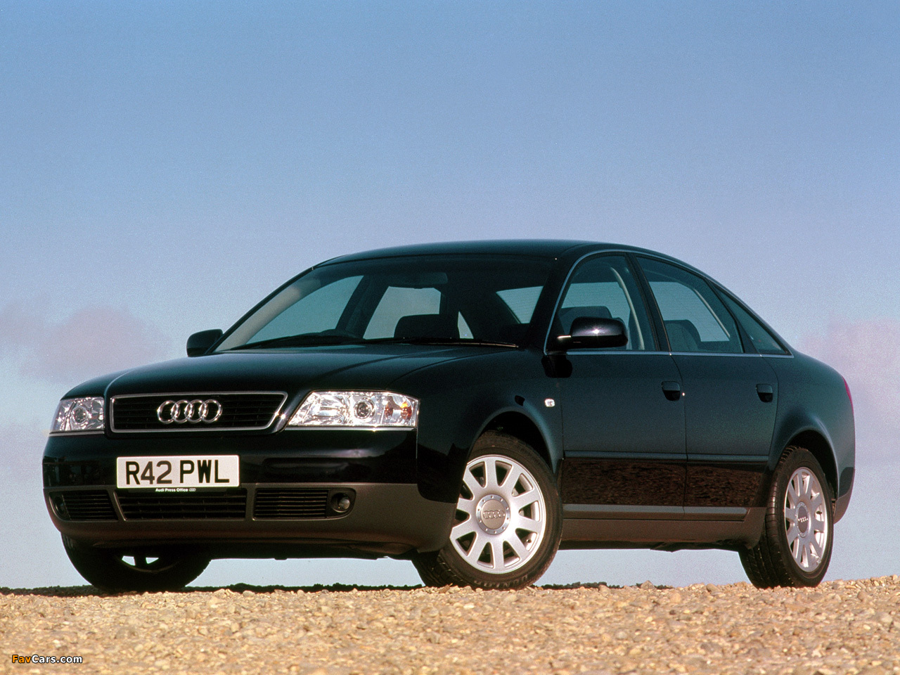 Photos of Audi A6 Sedan UK-spec (4B,C5) 1997–2001 (1280 x 960)