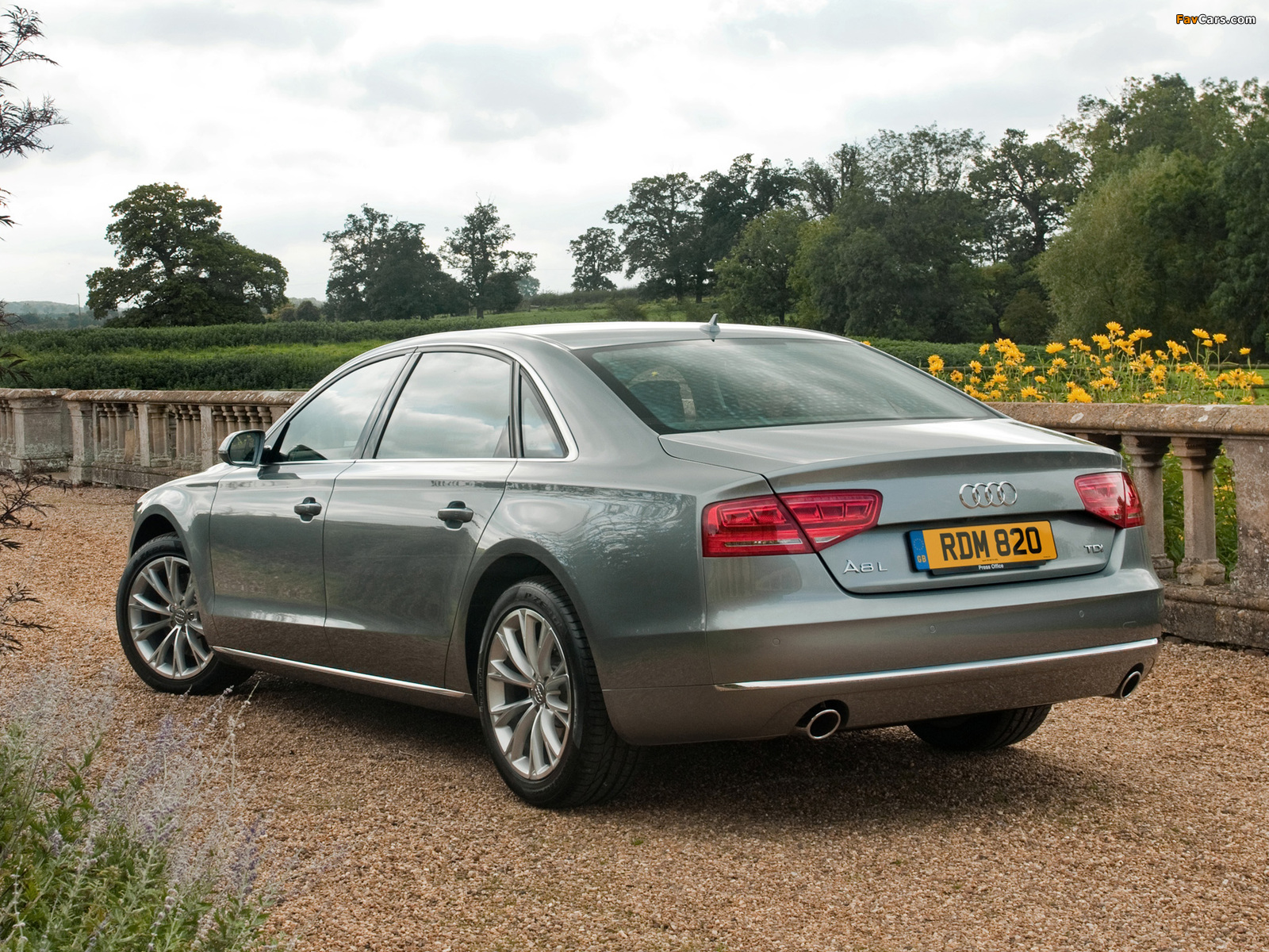 Images of Audi A8L 4.2 TDI UK-spec (D4) 2010 (1600 x 1200)