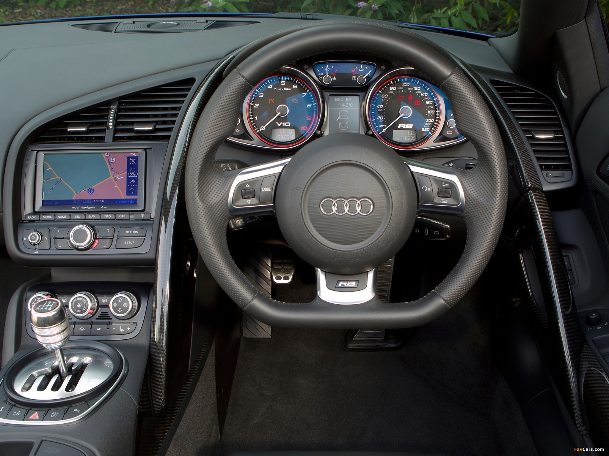 Audi R8 V10 Spyder UK-spec 2010 pictures (2048 x 1536)