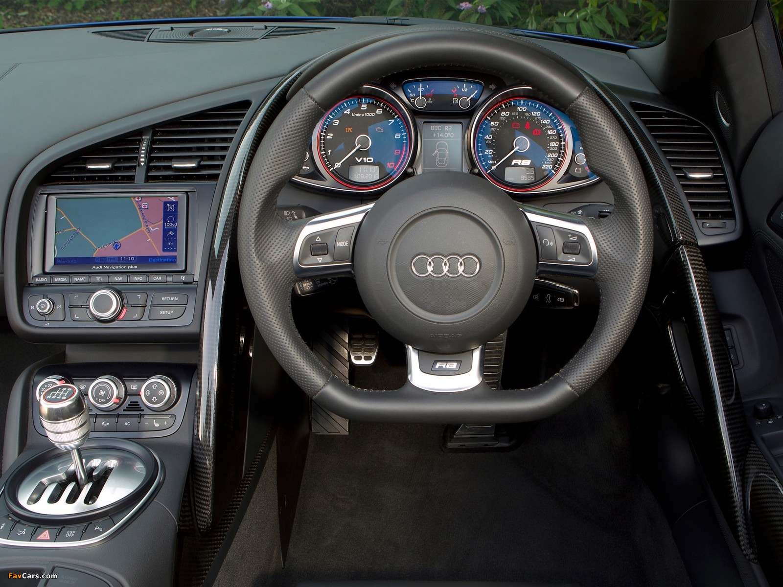 Audi R8 V10 Spyder UK-spec 2010 pictures (1600 x 1200)