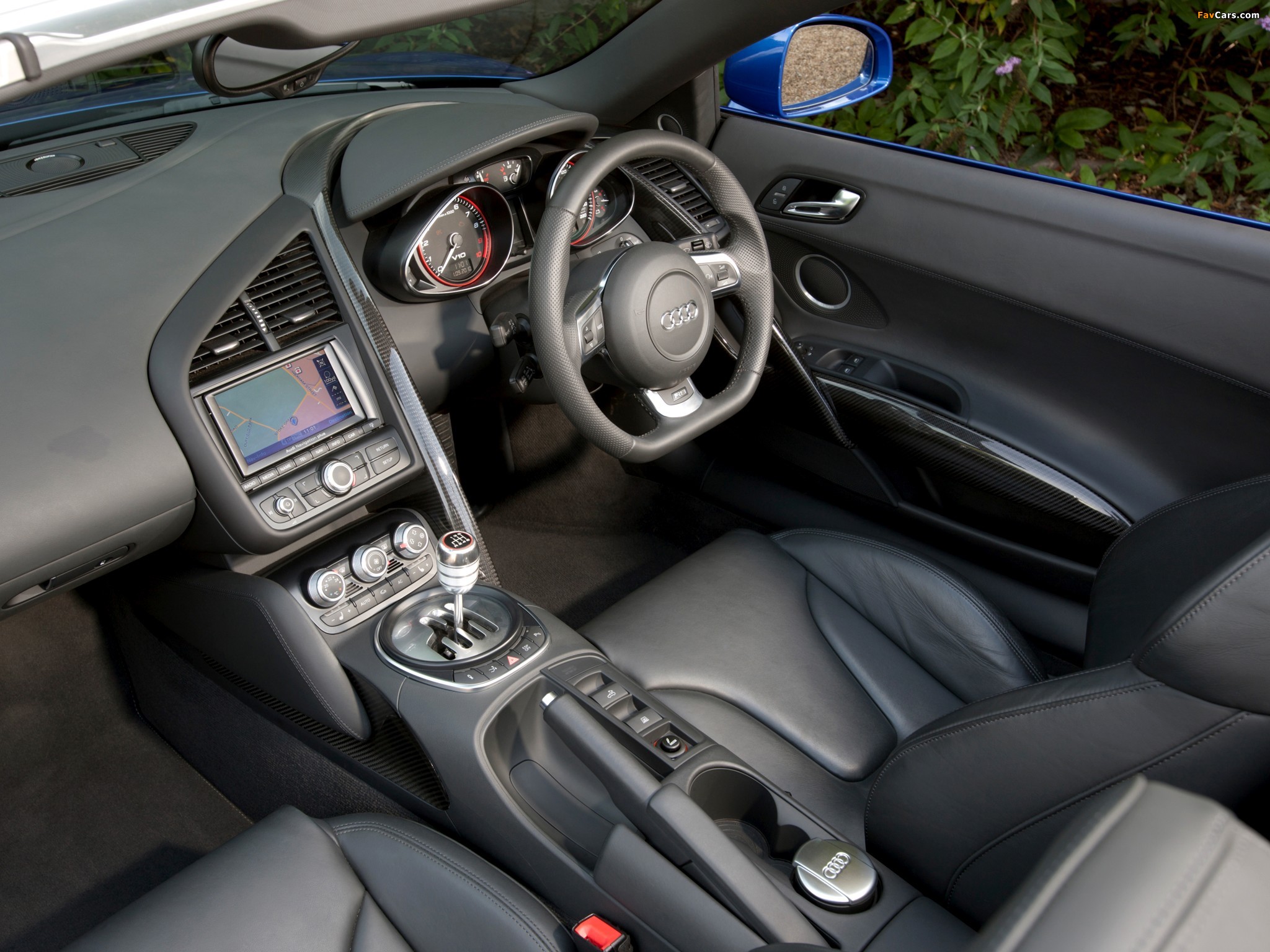 Audi R8 V10 Spyder UK-spec 2010 pictures (2048 x 1536)