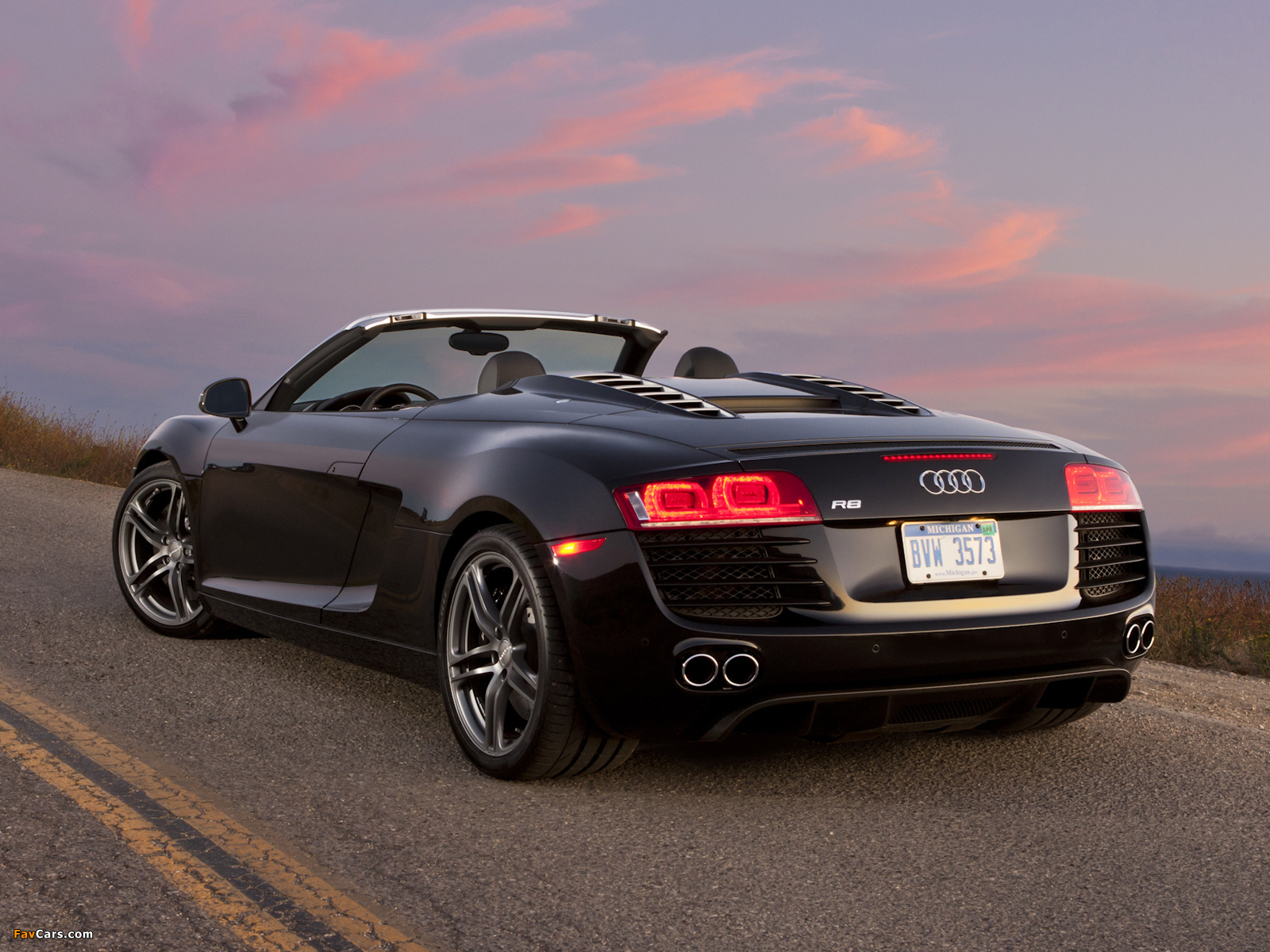 Audi R8 Spyder US-spec 2010 wallpapers (1600 x 1200)