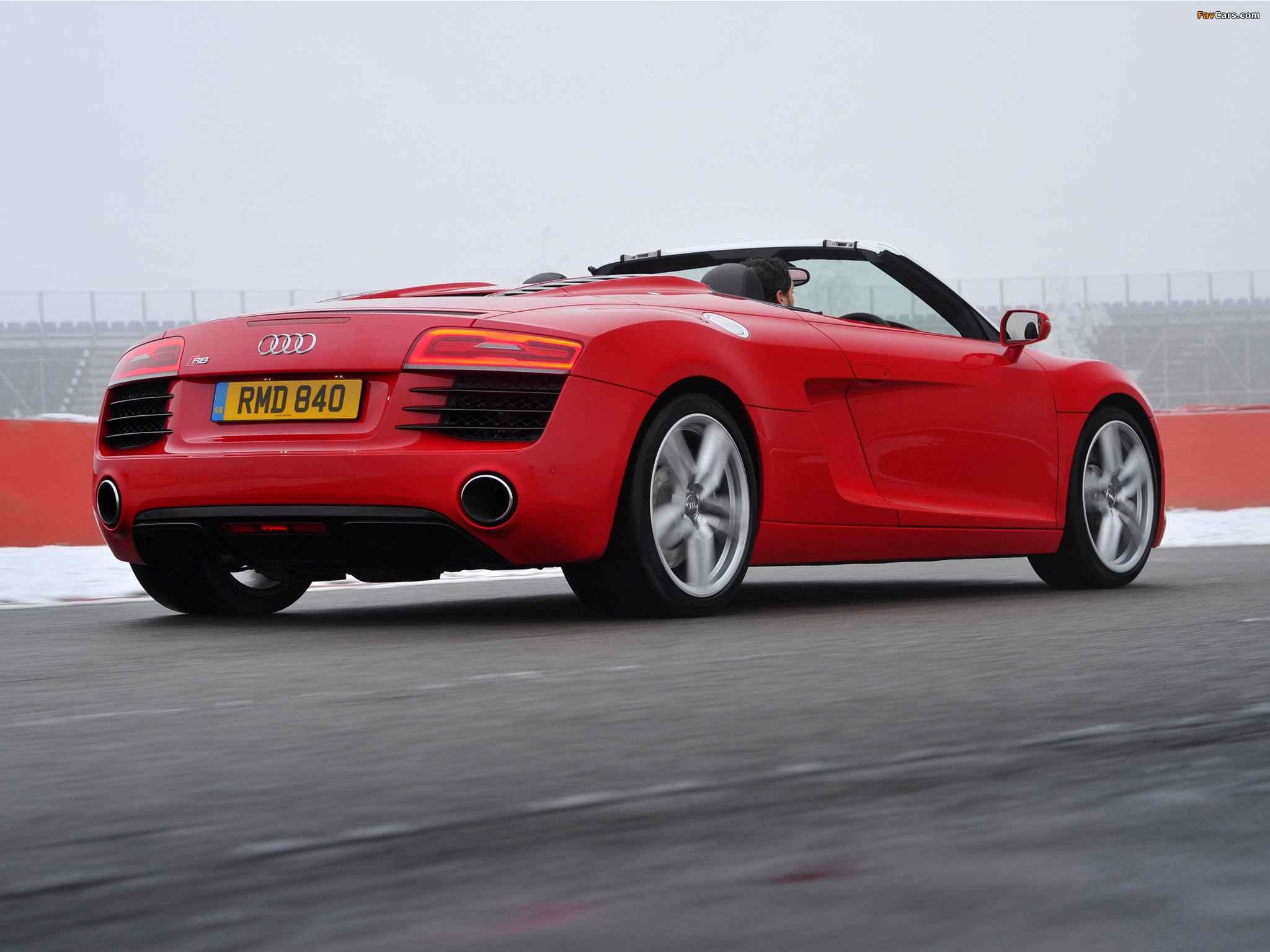 Audi R8 Spyder UK-spec 2013 photos (2048 x 1536)