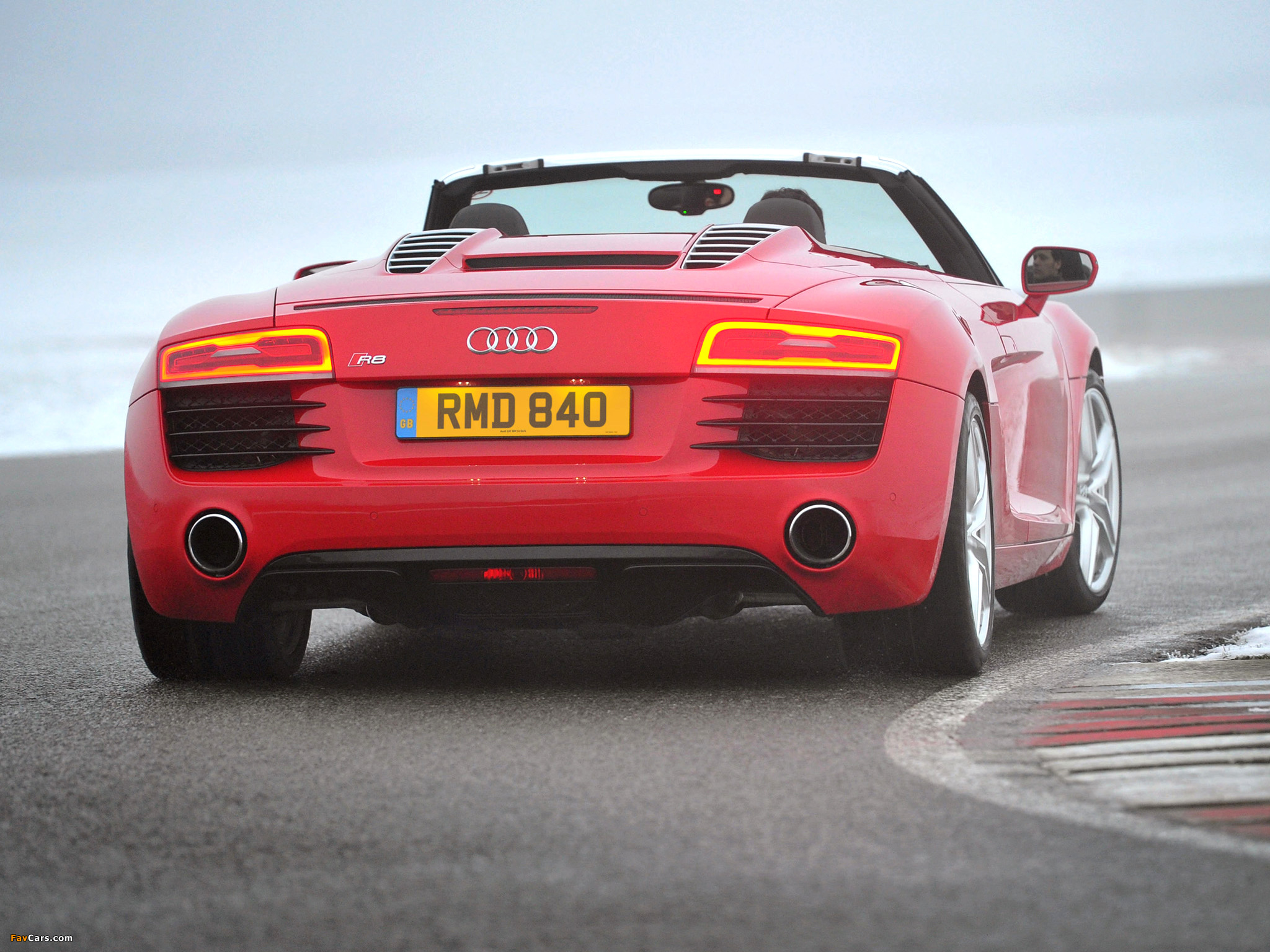 Audi R8 Spyder UK-spec 2013 photos (2048 x 1536)