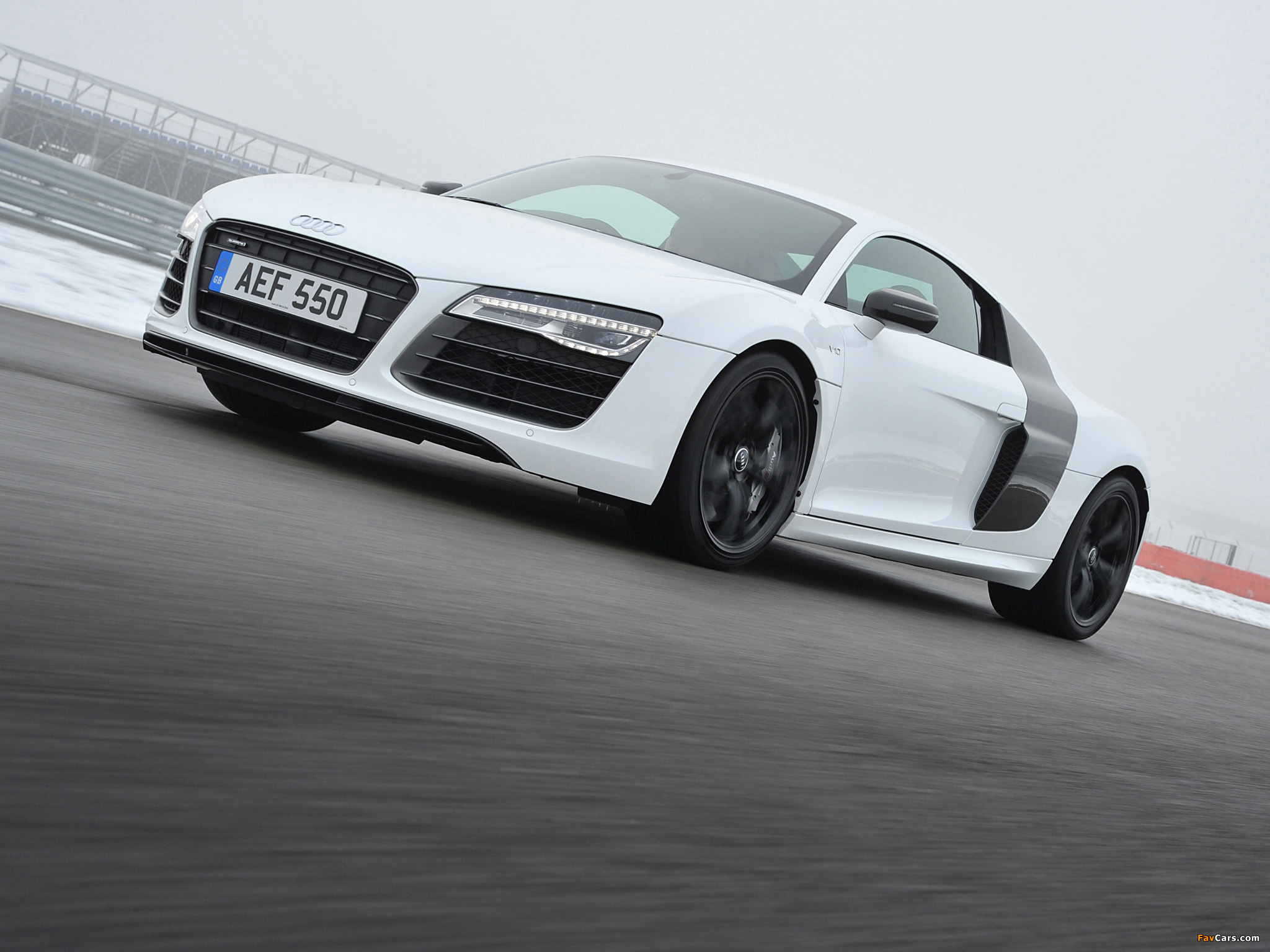 Audi R8 V10 Plus UK-spec 2013 photos (2048 x 1536)