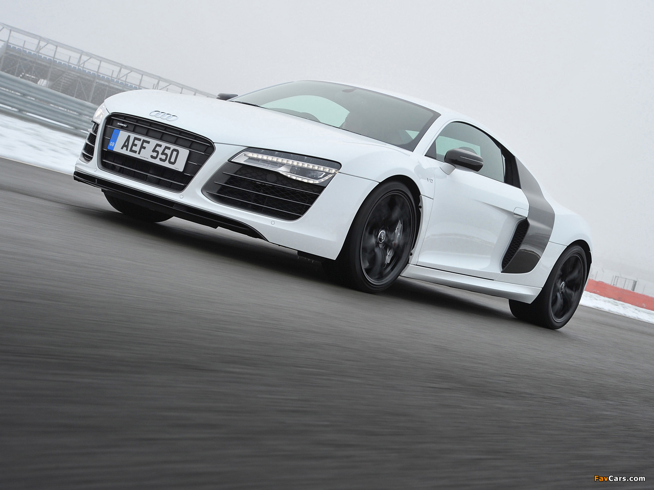 Audi R8 V10 Plus UK-spec 2013 photos (1280 x 960)