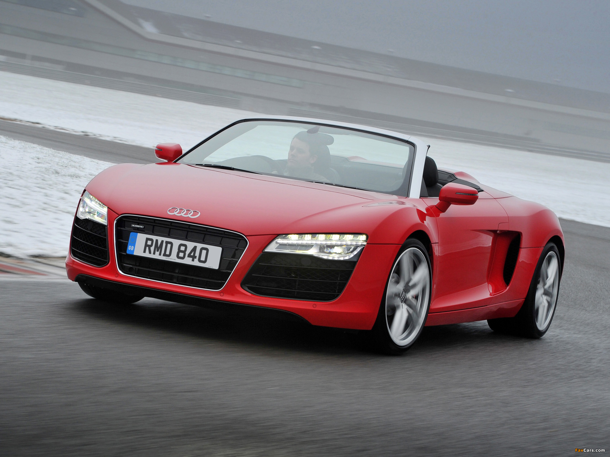 Audi R8 Spyder UK-spec 2013 pictures (2048 x 1536)