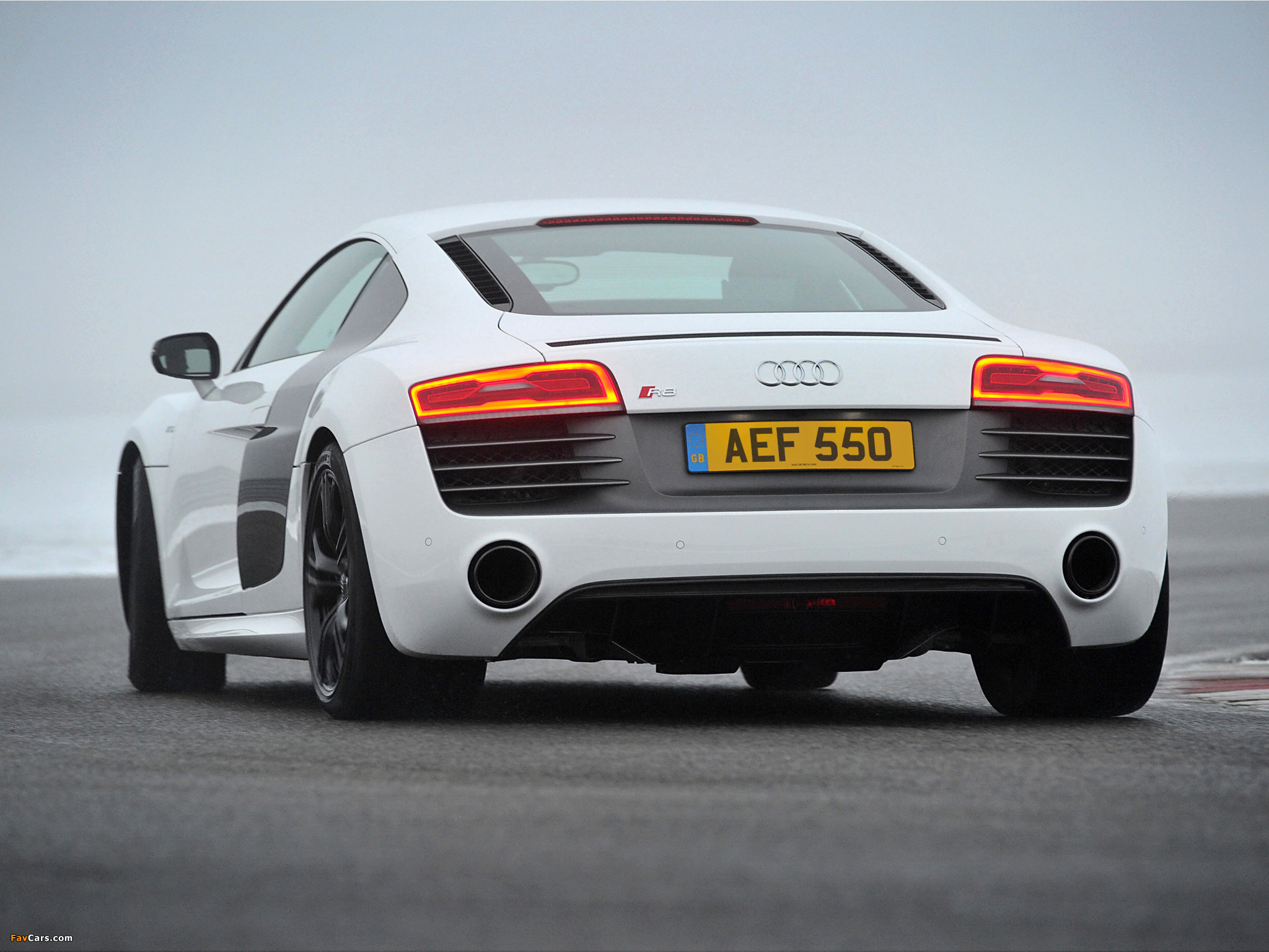 Audi R8 V10 Plus UK-spec 2013 wallpapers (2048 x 1536)