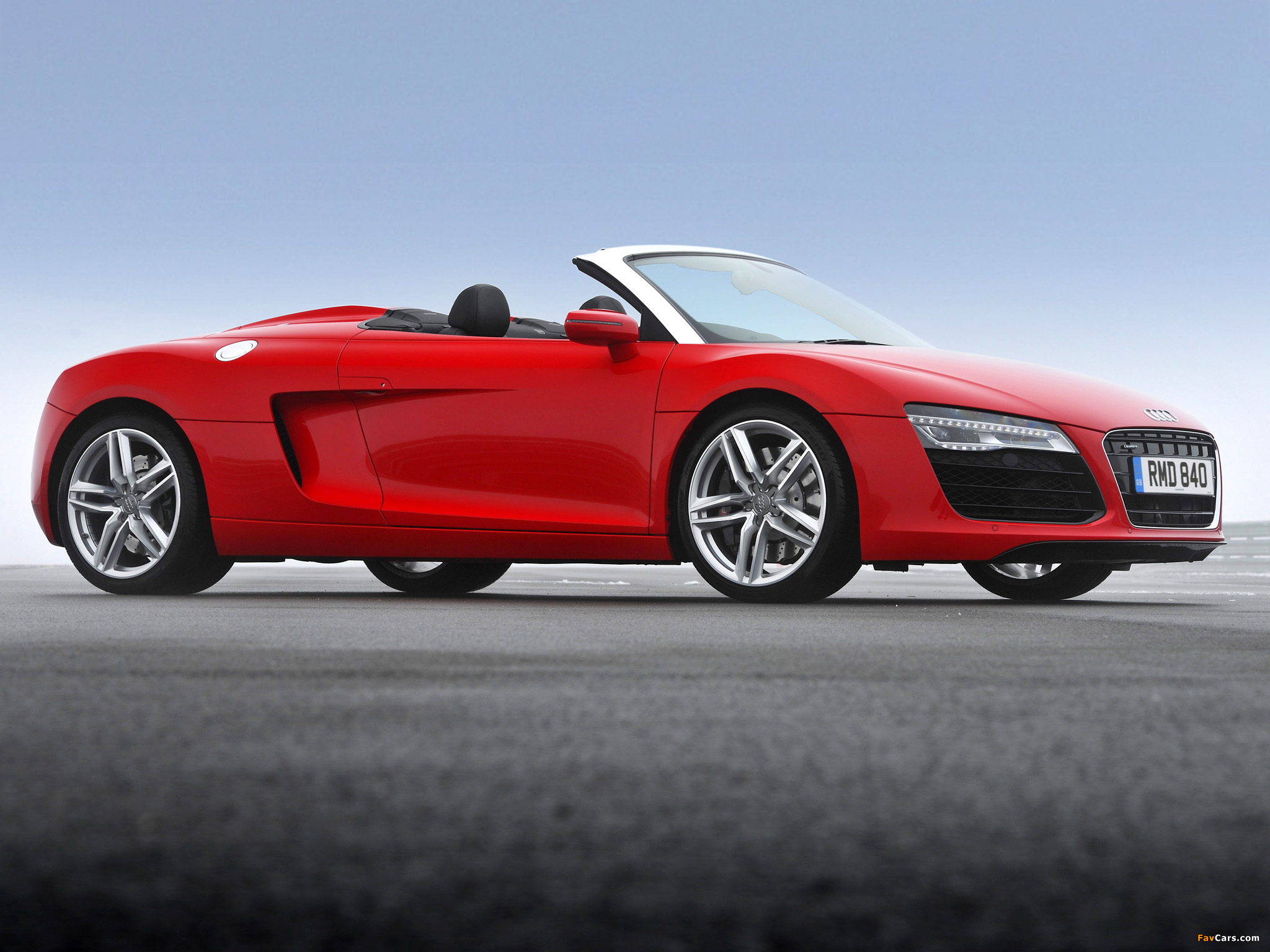 Audi R8 Spyder UK-spec 2013 wallpapers (2048 x 1536)