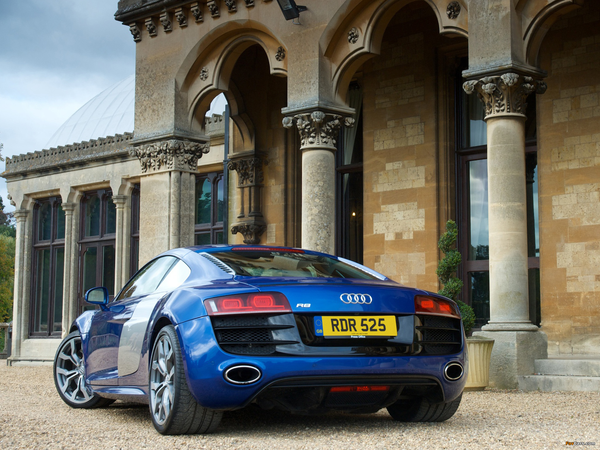 Images of Audi R8 V10 UK-spec 2009–12 (2048 x 1536)