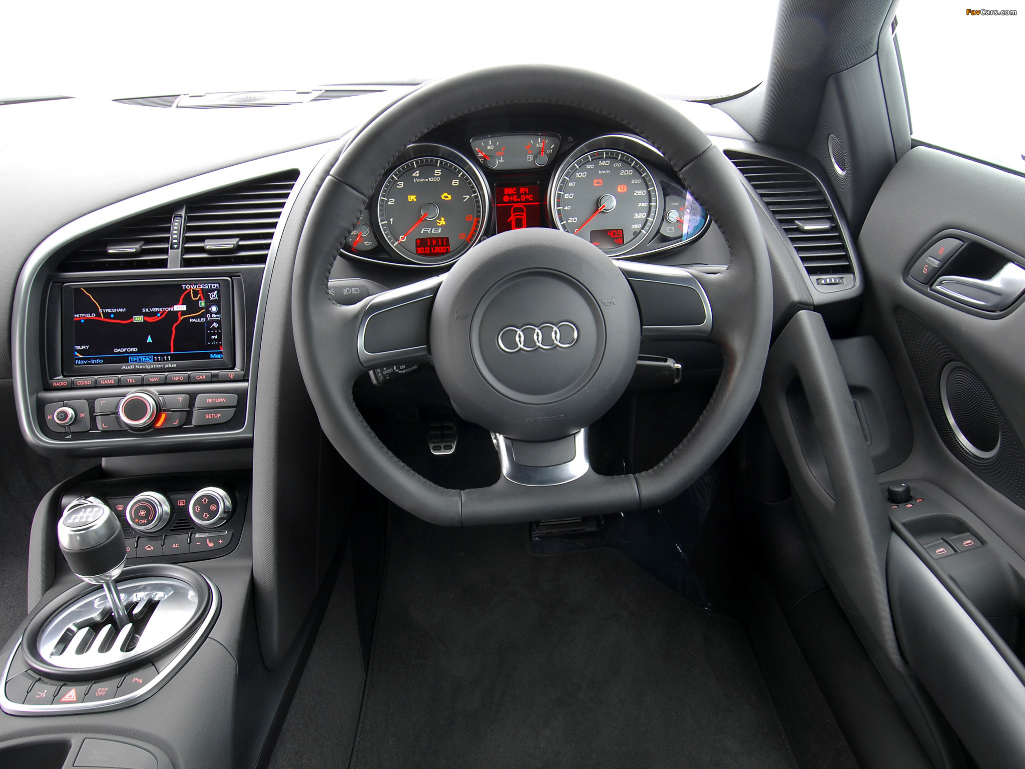 Photos of Audi R8 V10 UK-spec 2009–12 (2048 x 1536)