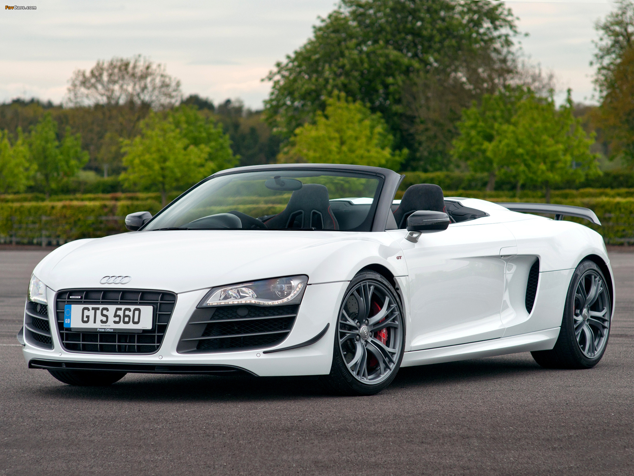 Photos of Audi R8 GT Spyder UK-spec 2011–12 (2048 x 1536)