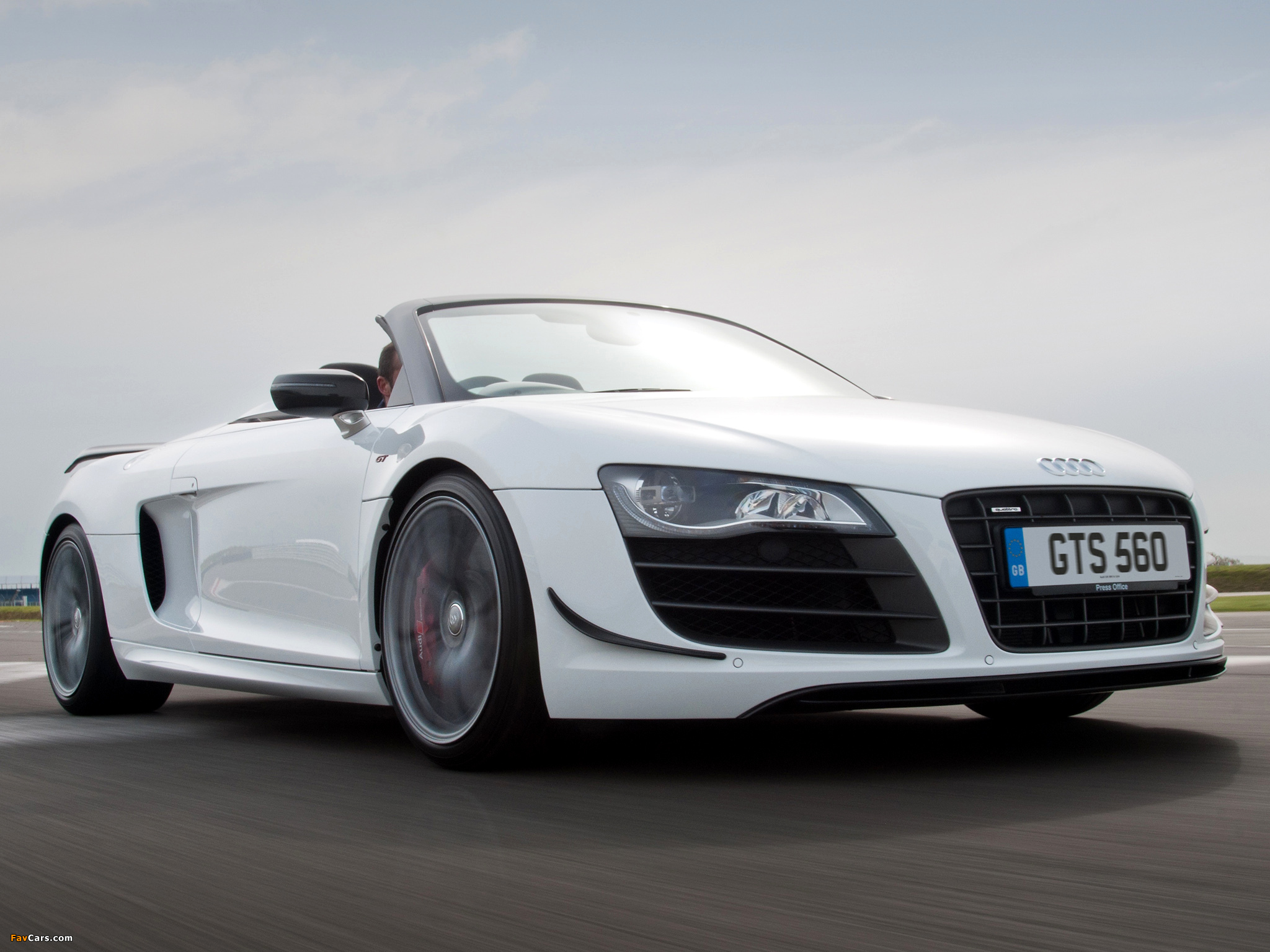 Photos of Audi R8 GT Spyder UK-spec 2011–12 (2048 x 1536)