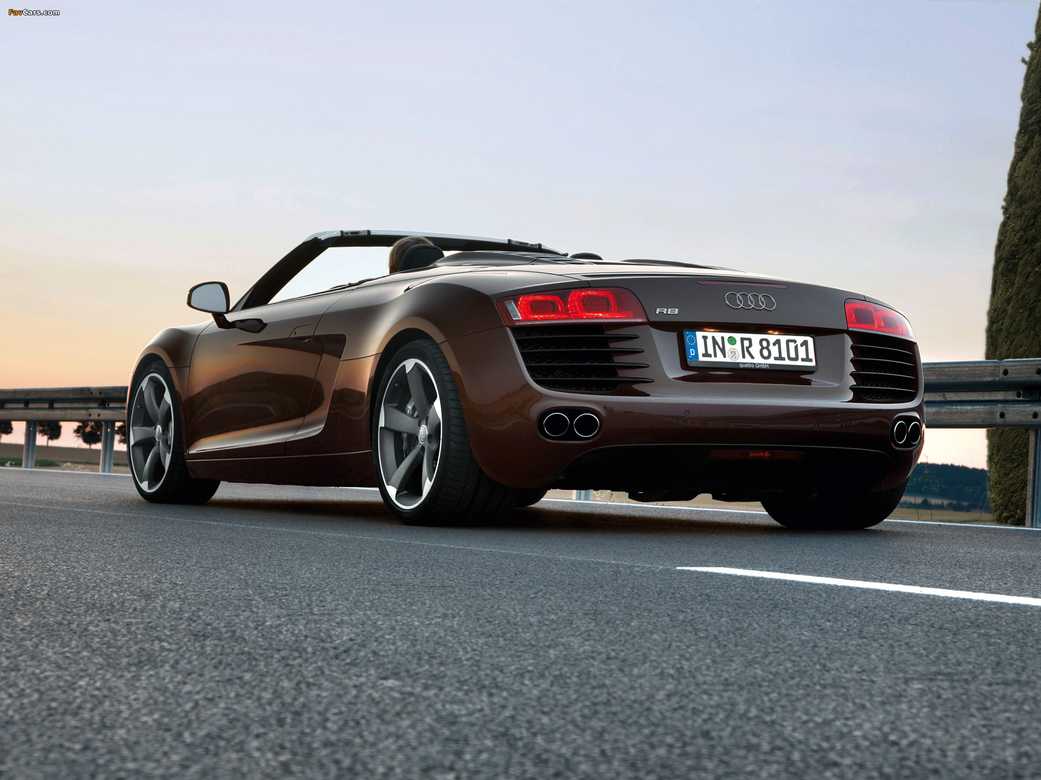 Audi R8 Spyder 2010–12 wallpapers (2048 x 1536)