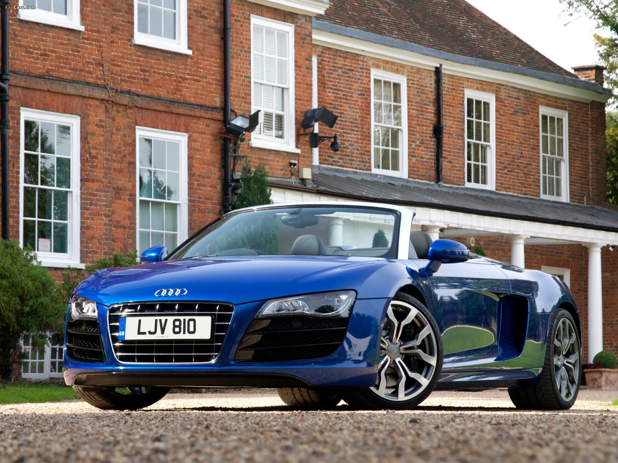 Audi R8 V10 Spyder UK-spec 2010 wallpapers (2048 x 1536)