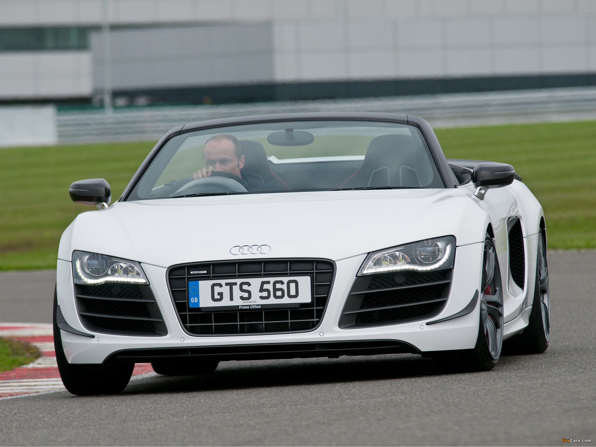 Audi R8 GT Spyder UK-spec 2011–12 wallpapers (2048 x 1536)