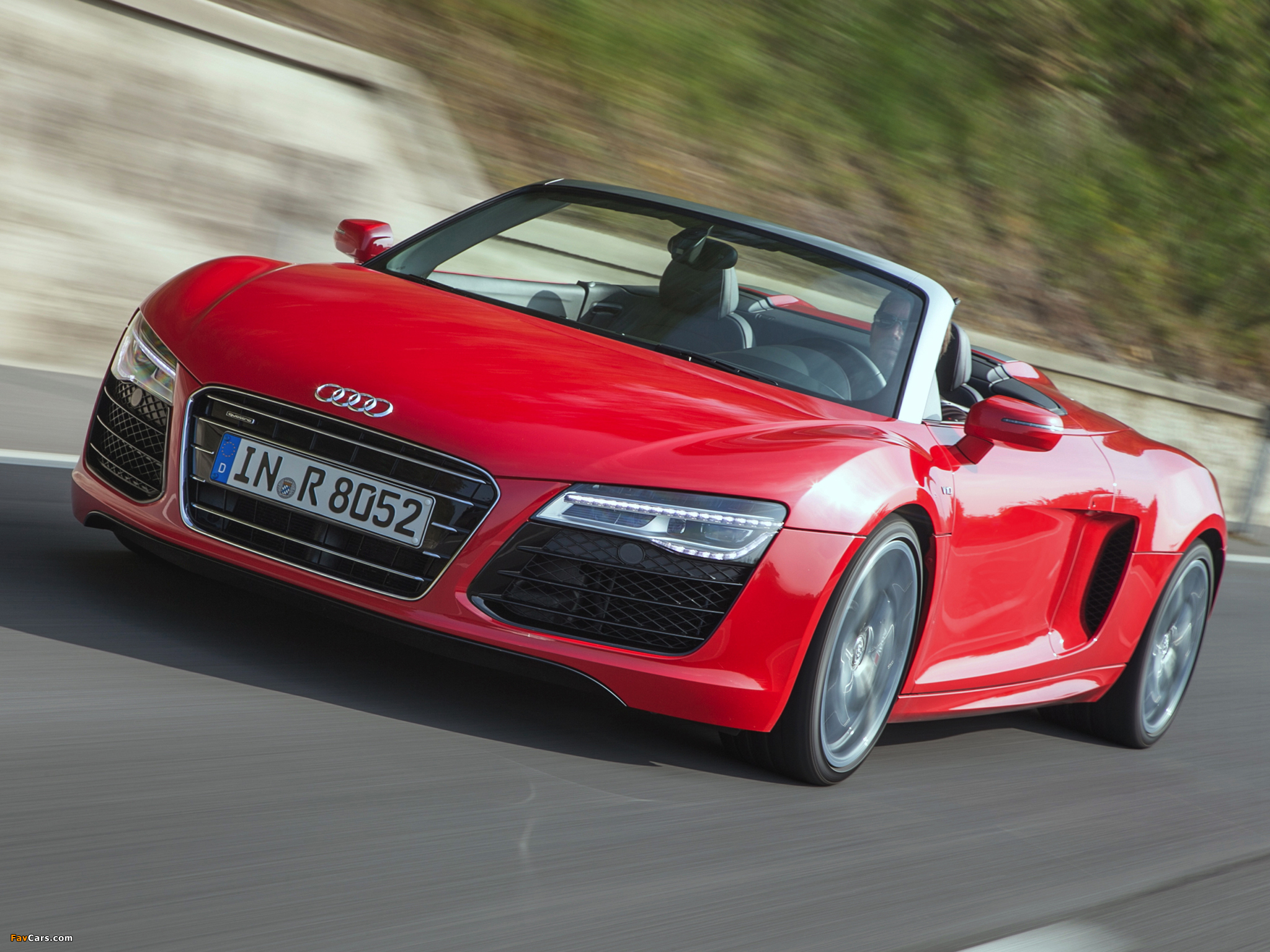 Audi R8 V10 Spyder 2012 wallpapers (2048 x 1536)