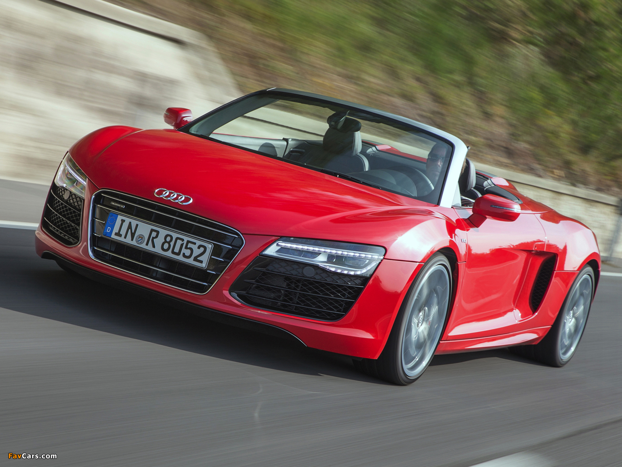 Audi R8 V10 Spyder 2012 wallpapers (1280 x 960)