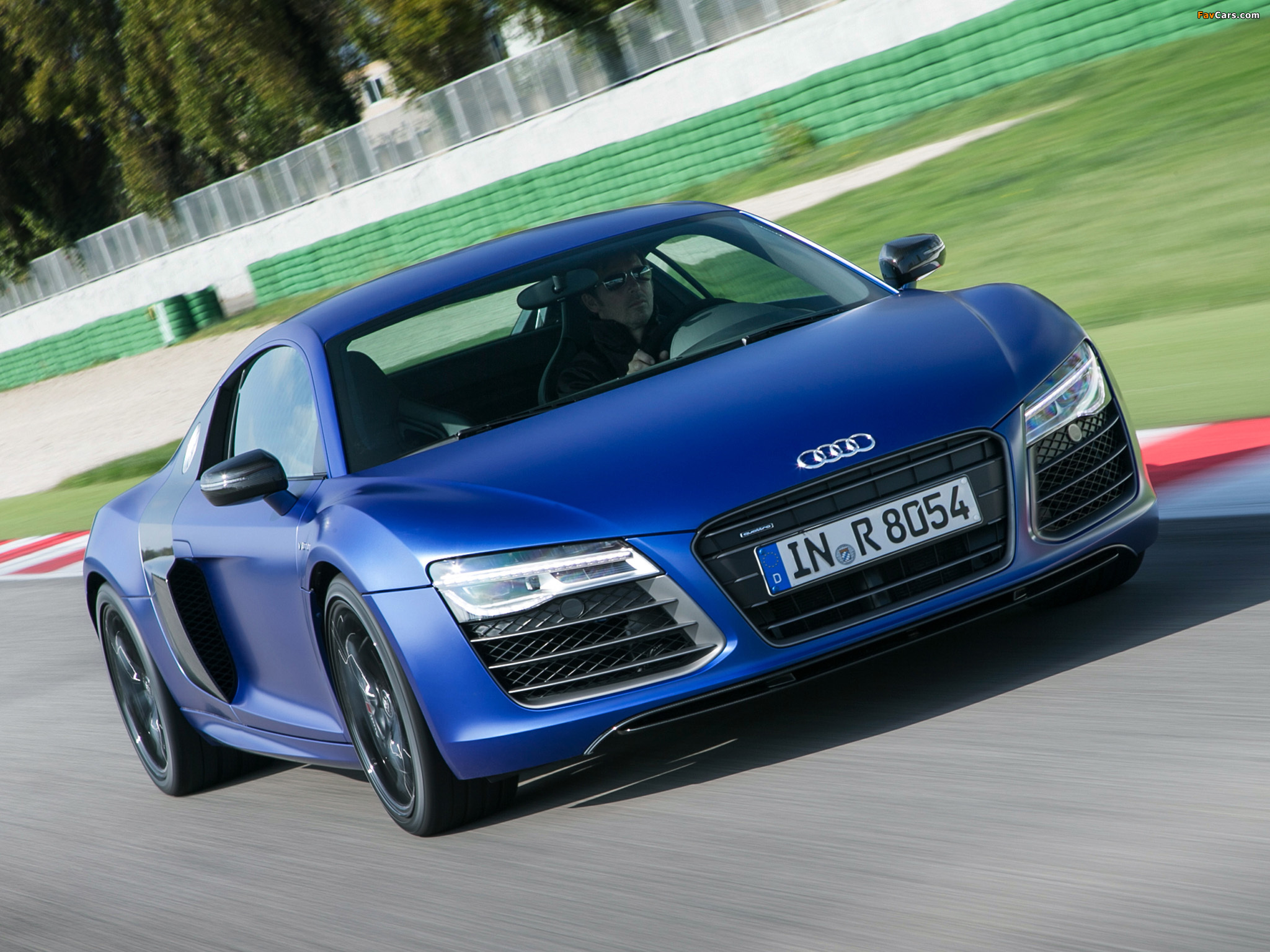 Audi R8 V10 Plus 2012 wallpapers (2048 x 1536)