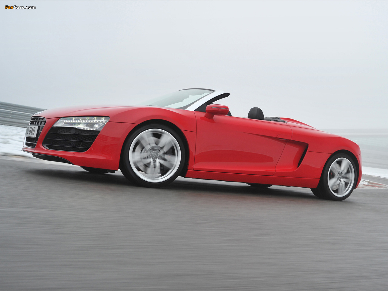 Audi R8 Spyder UK-spec 2013 wallpapers (1280 x 960)