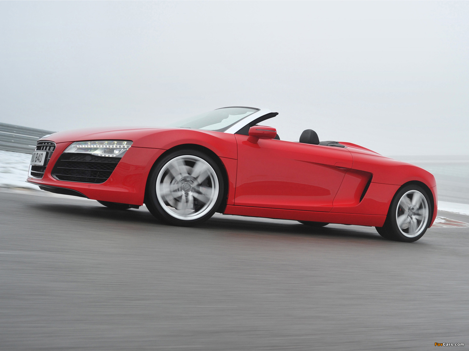 Audi R8 Spyder UK-spec 2013 wallpapers (1600 x 1200)