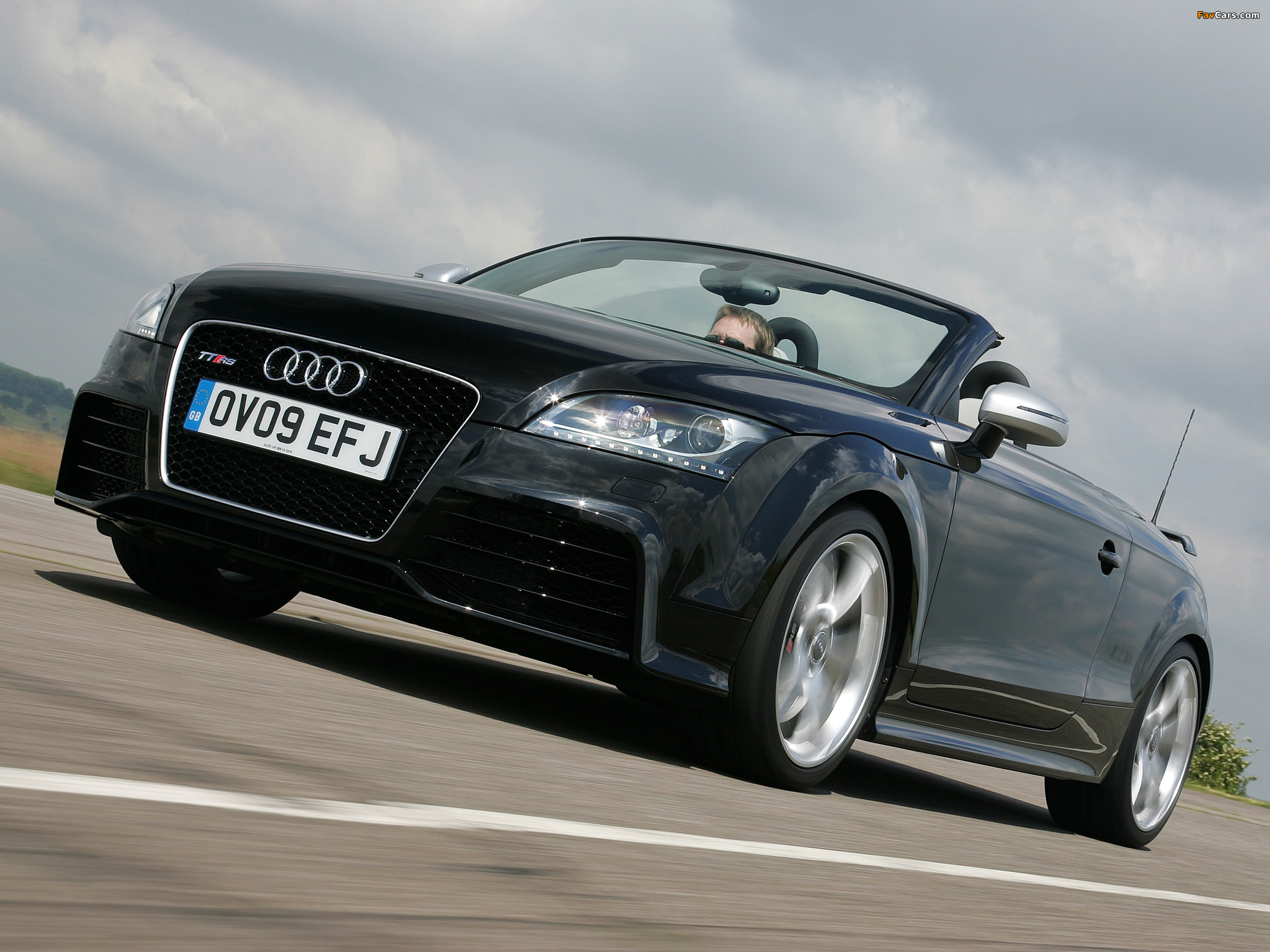 Audi TT RS Roadster UK-spec (8J) 2009 photos (2048 x 1536)