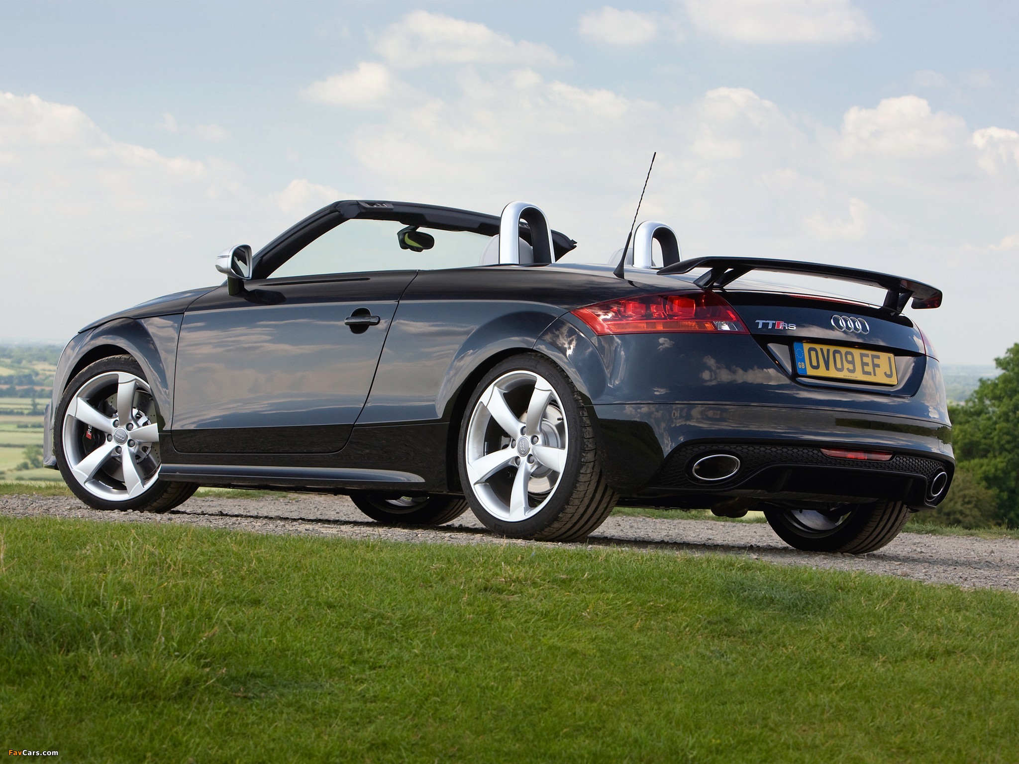 Audi TT RS Roadster UK-spec (8J) 2009 photos (2048 x 1536)