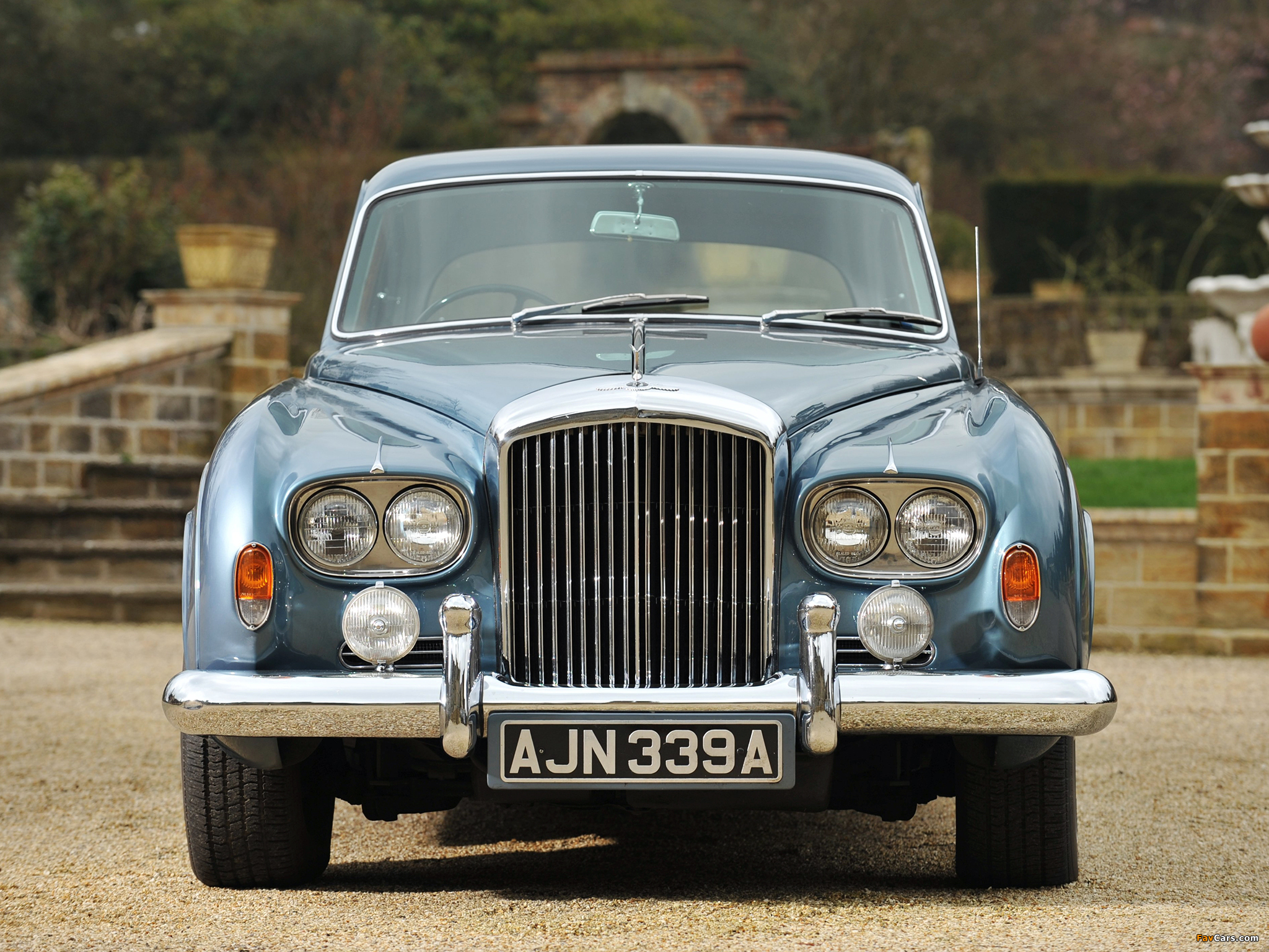 Photos of Bentley S3 Continental Flying Spur Saloon by Mulliner 1963–65 (2048 x 1536)