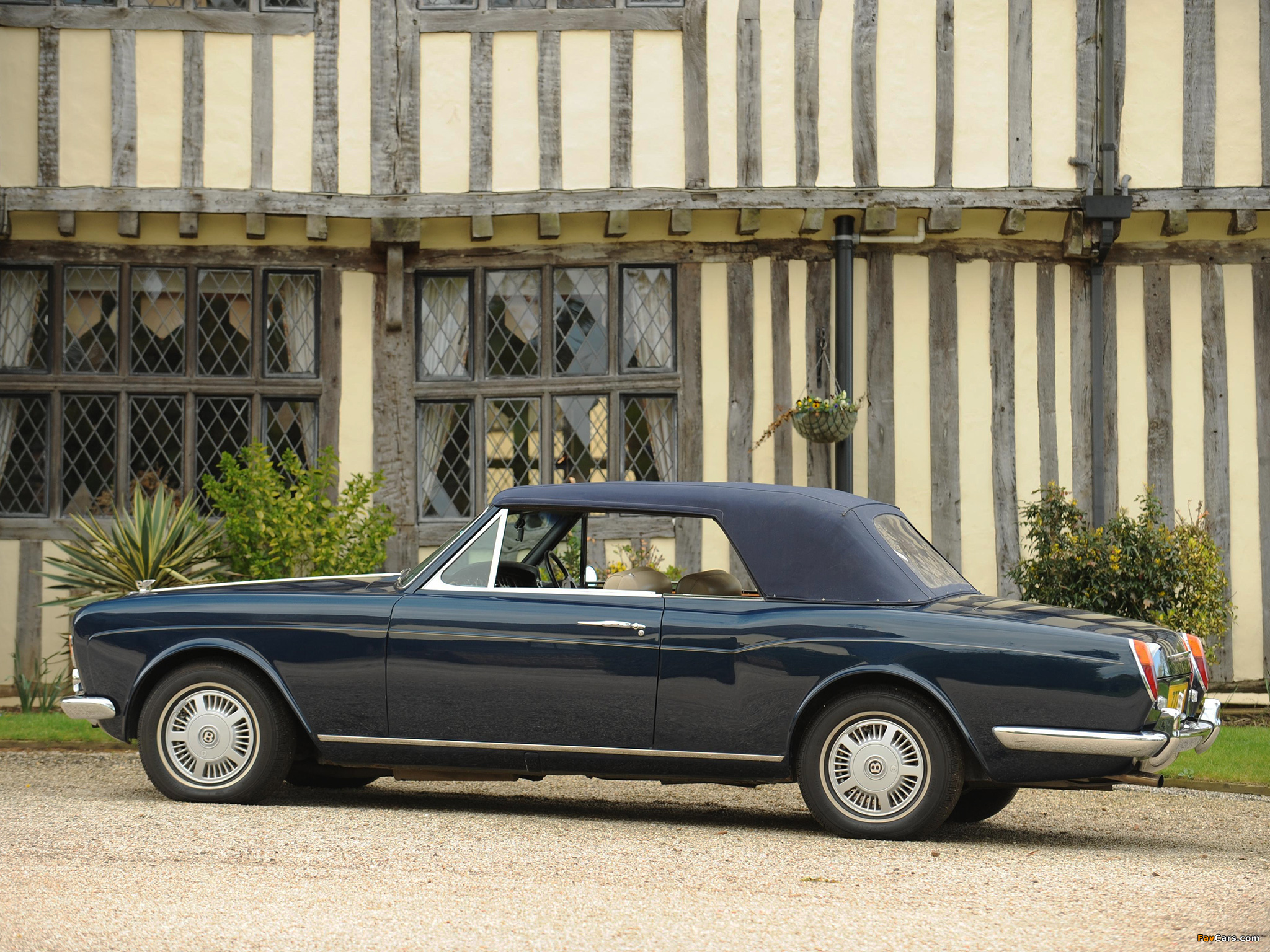 Images of Bentley Corniche Convertible UK-spec (Series I) 1971–77 (2048 x 1536)