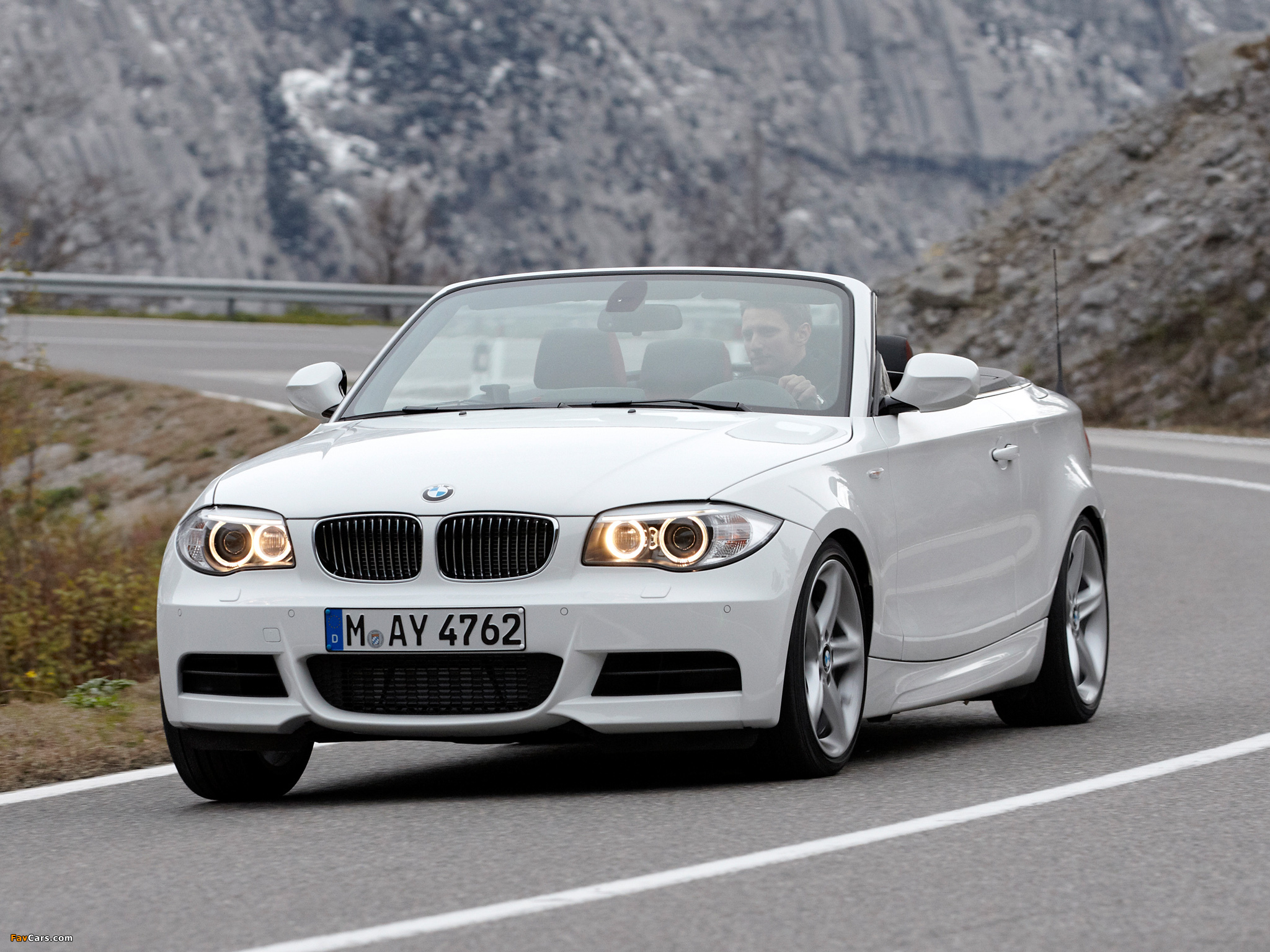 BMW 135i Cabrio (E88) 2011 wallpapers (2048 x 1536)