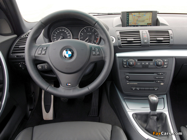 Images of BMW 130i 5-door M Sports Package (E87) 2005 (640 x 480)