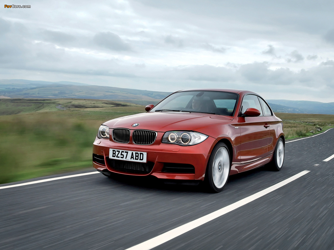 Images of BMW 135i Coupe UK-spec (E82) 2008–10 (1280 x 960)