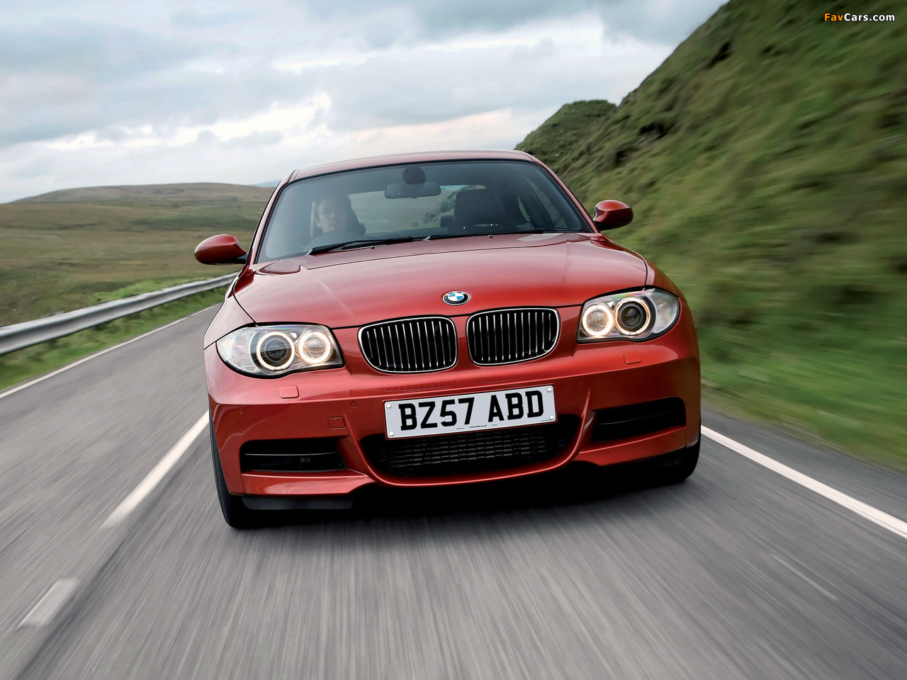 Images of BMW 135i Coupe UK-spec (E82) 2008–10 (1280 x 960)