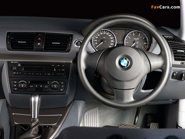 Photos of BMW 120i 5-door ZA-spec (E87) 2004–06 (640 x 480)