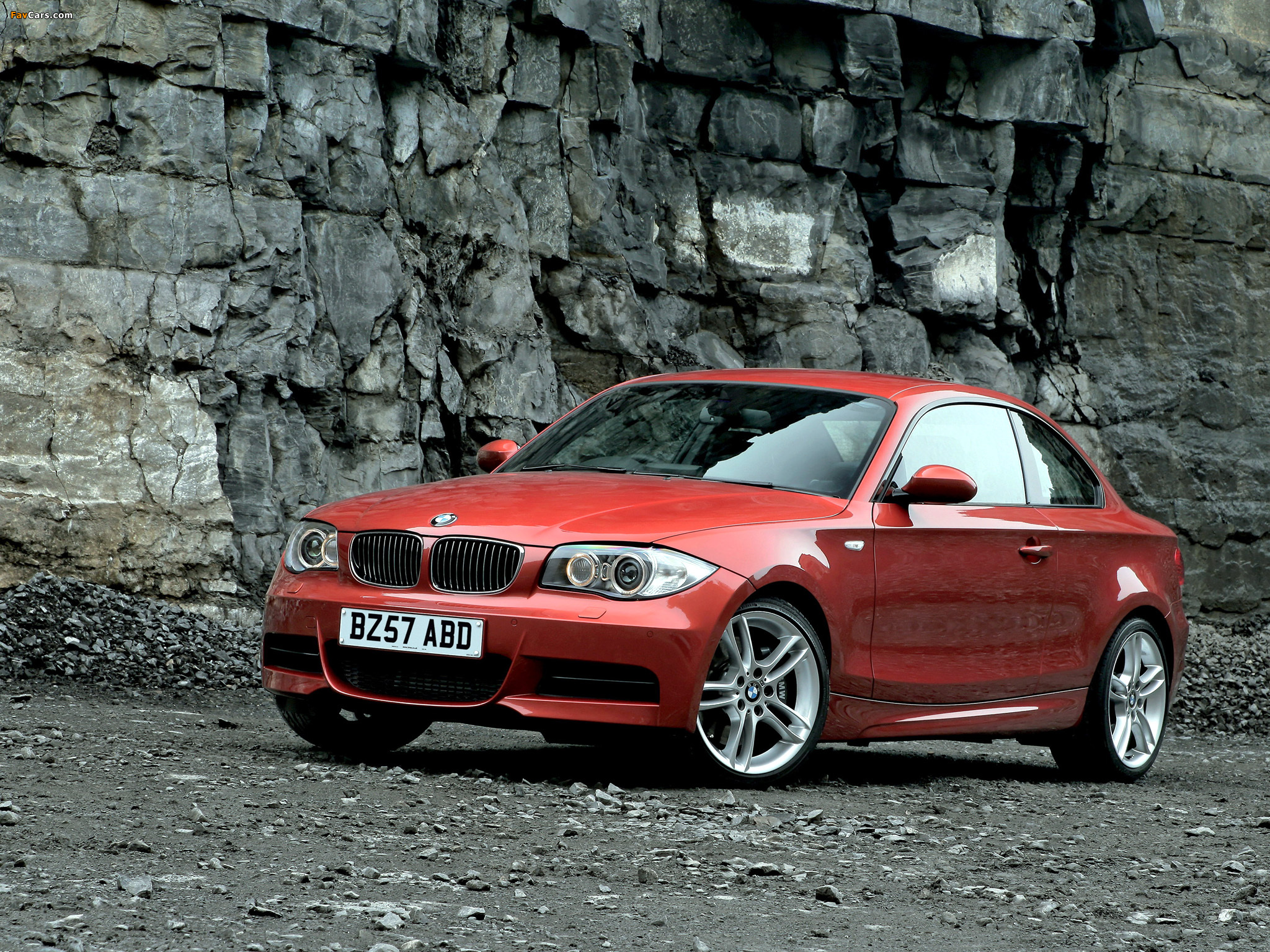 BMW 135i Coupe UK-spec (E82) 2008–10 wallpapers (2048 x 1536)