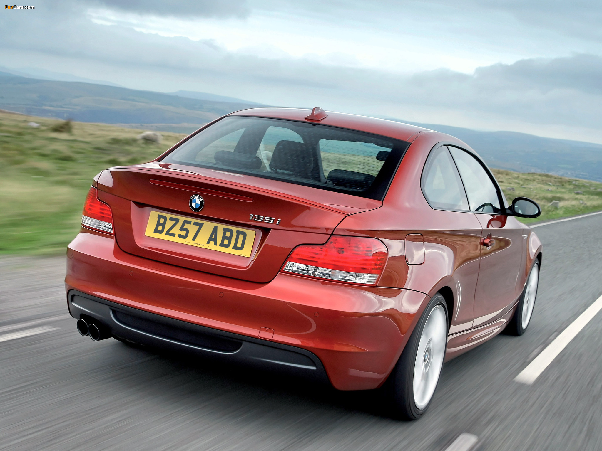 BMW 135i Coupe UK-spec (E82) 2008–10 wallpapers (2048 x 1536)