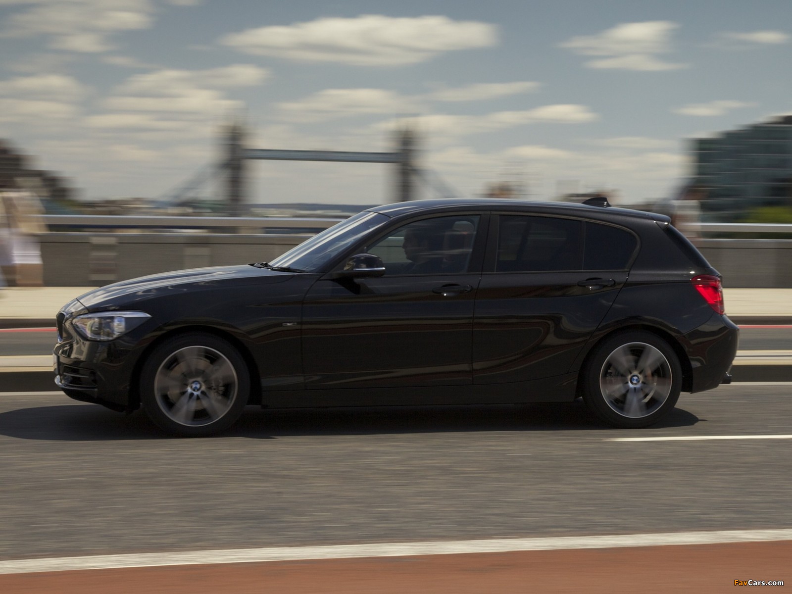 BMW 118i 5-door Sport Line UK-spec (F20) 2011 wallpapers (1600 x 1200)