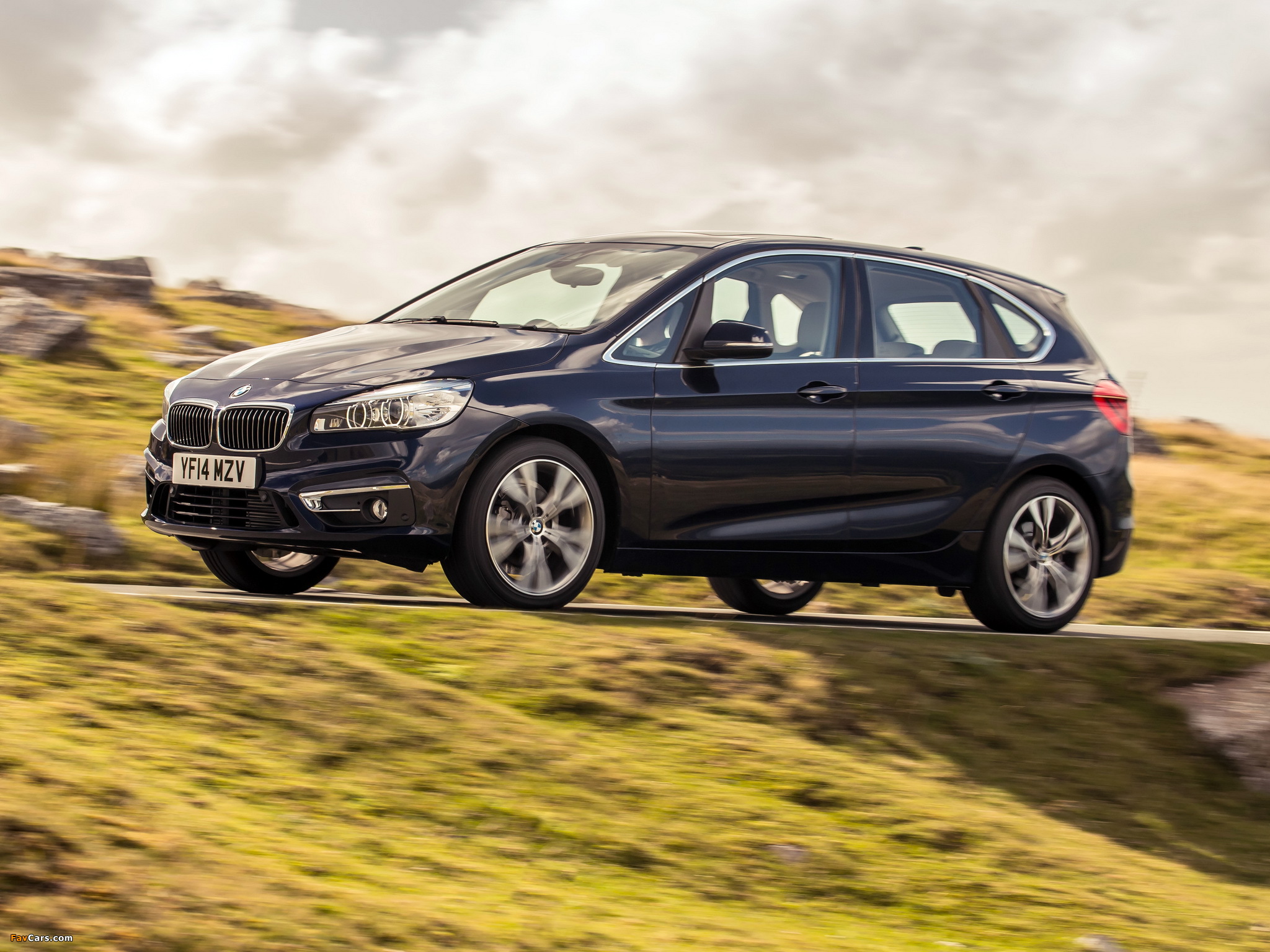 BMW 218d Active Tourer Luxury Line UK-spec (F45) 2014 images (2048 x 1536)