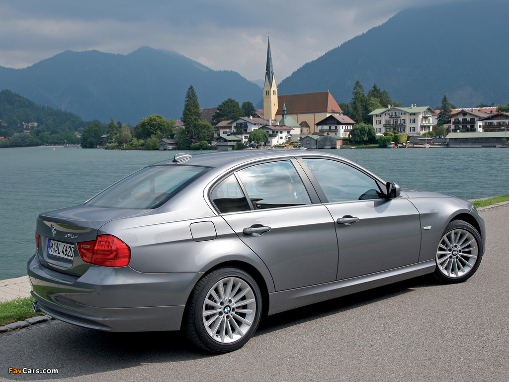 BMW 330d Sedan (E90) 2008–11 pictures (1024 x 768)