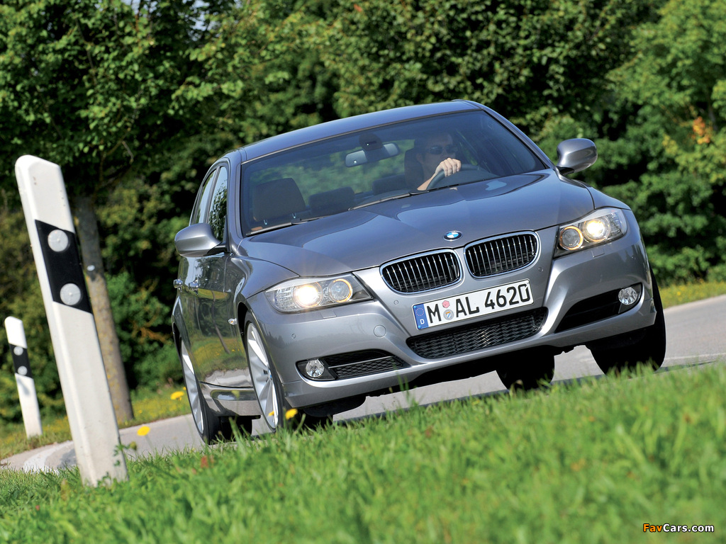 BMW 330d Sedan (E90) 2008–11 pictures (1024 x 768)