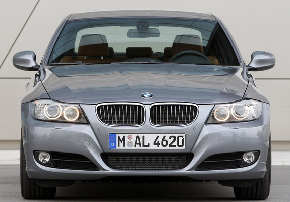 BMW 330d Sedan (E90) 2008–11 pictures
