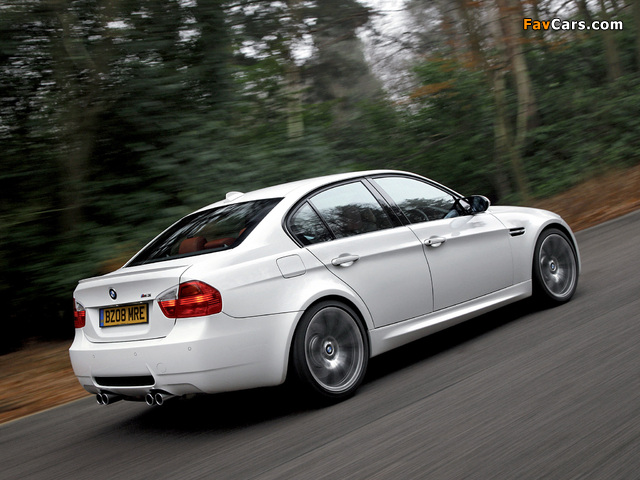BMW M3 Sedan UK-spec (E90) 2008–10 wallpapers (640 x 480)